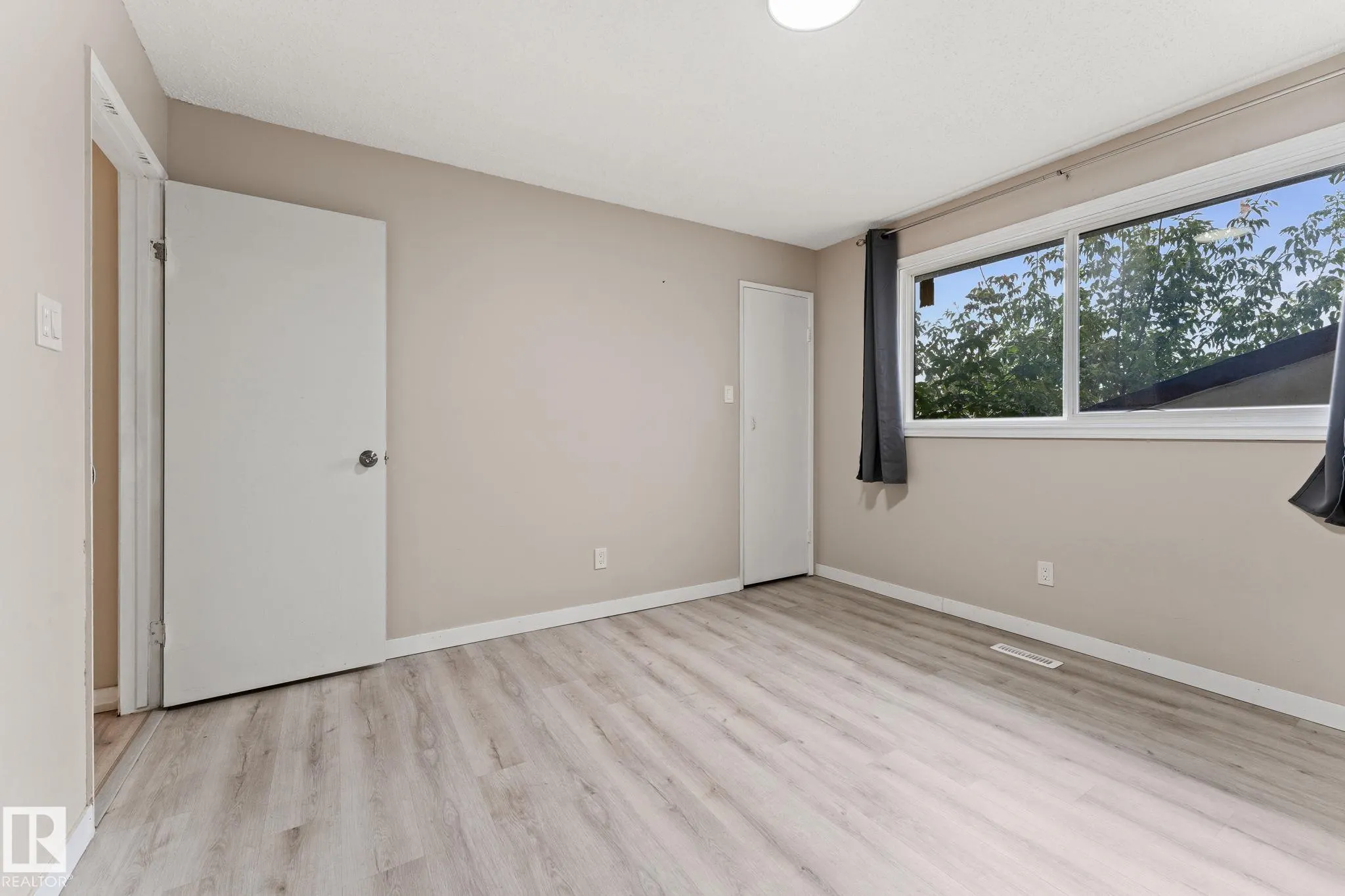 363 KNOTTWOOD Road