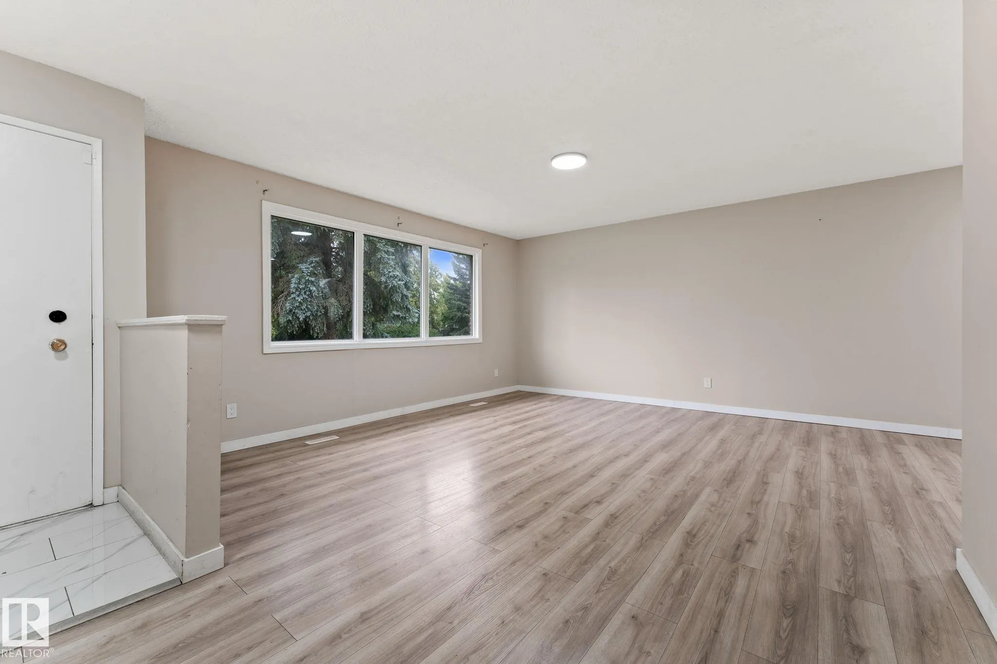 363 KNOTTWOOD Road