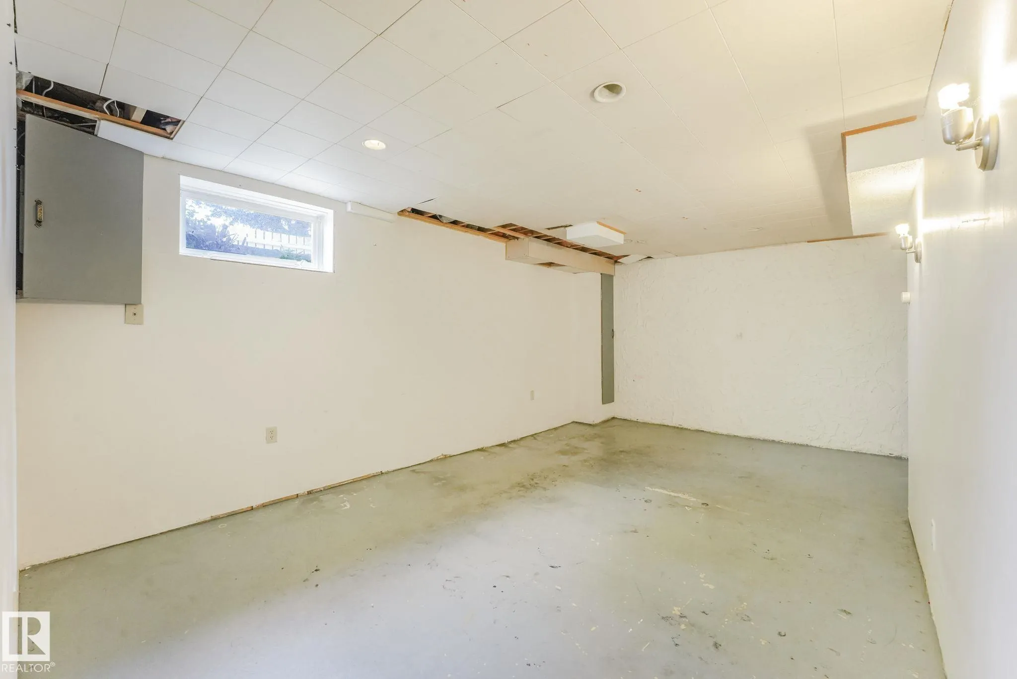 5 AMBERLY Court