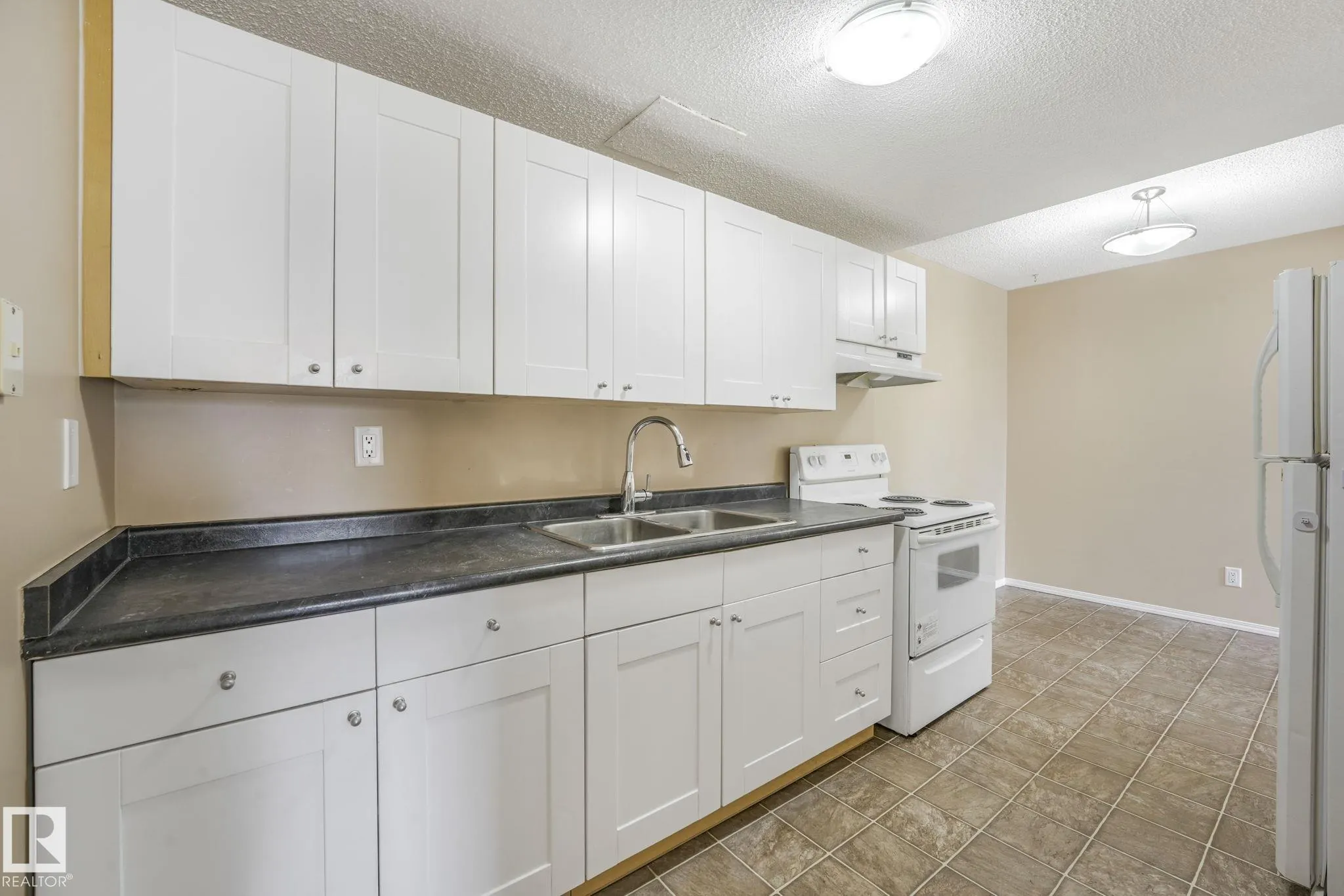 5 AMBERLY Court