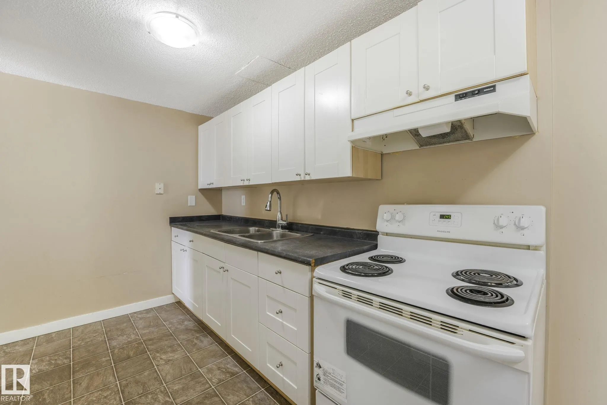 5 AMBERLY Court