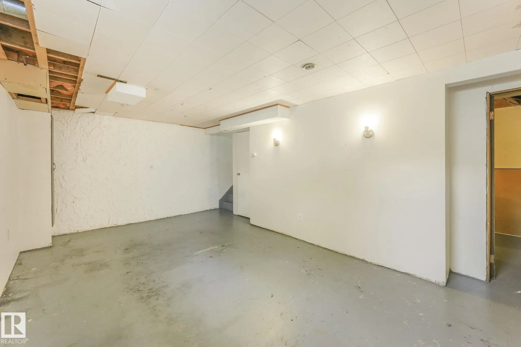 5 AMBERLY Court