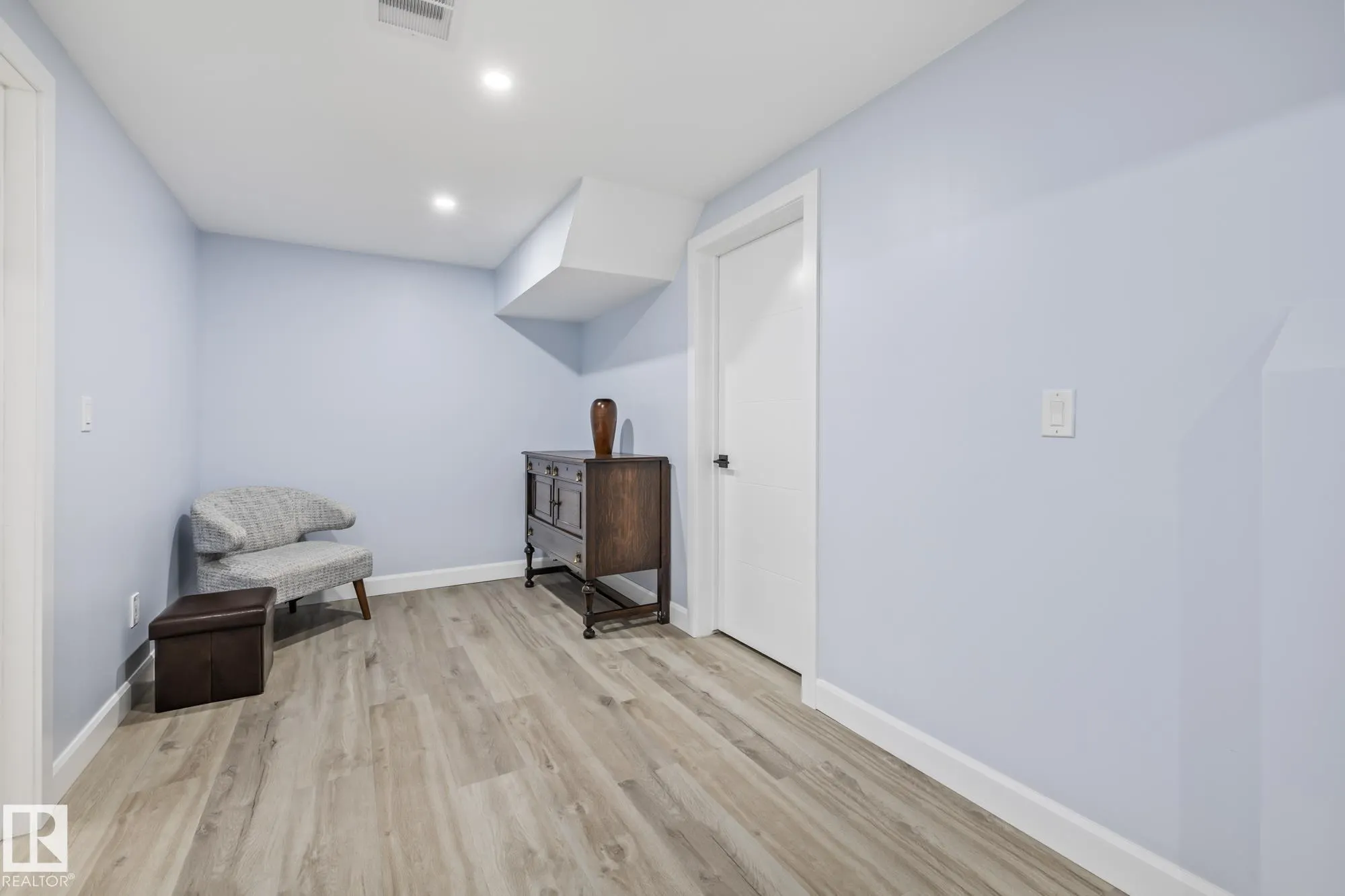 34 EDGEFIELD Way