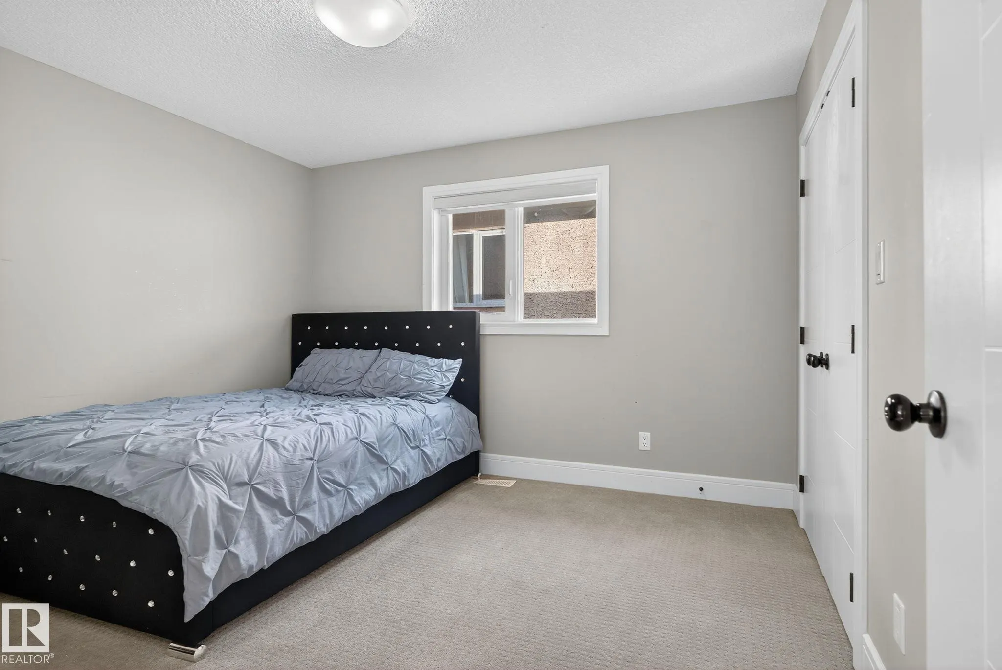527 ALBANY Way