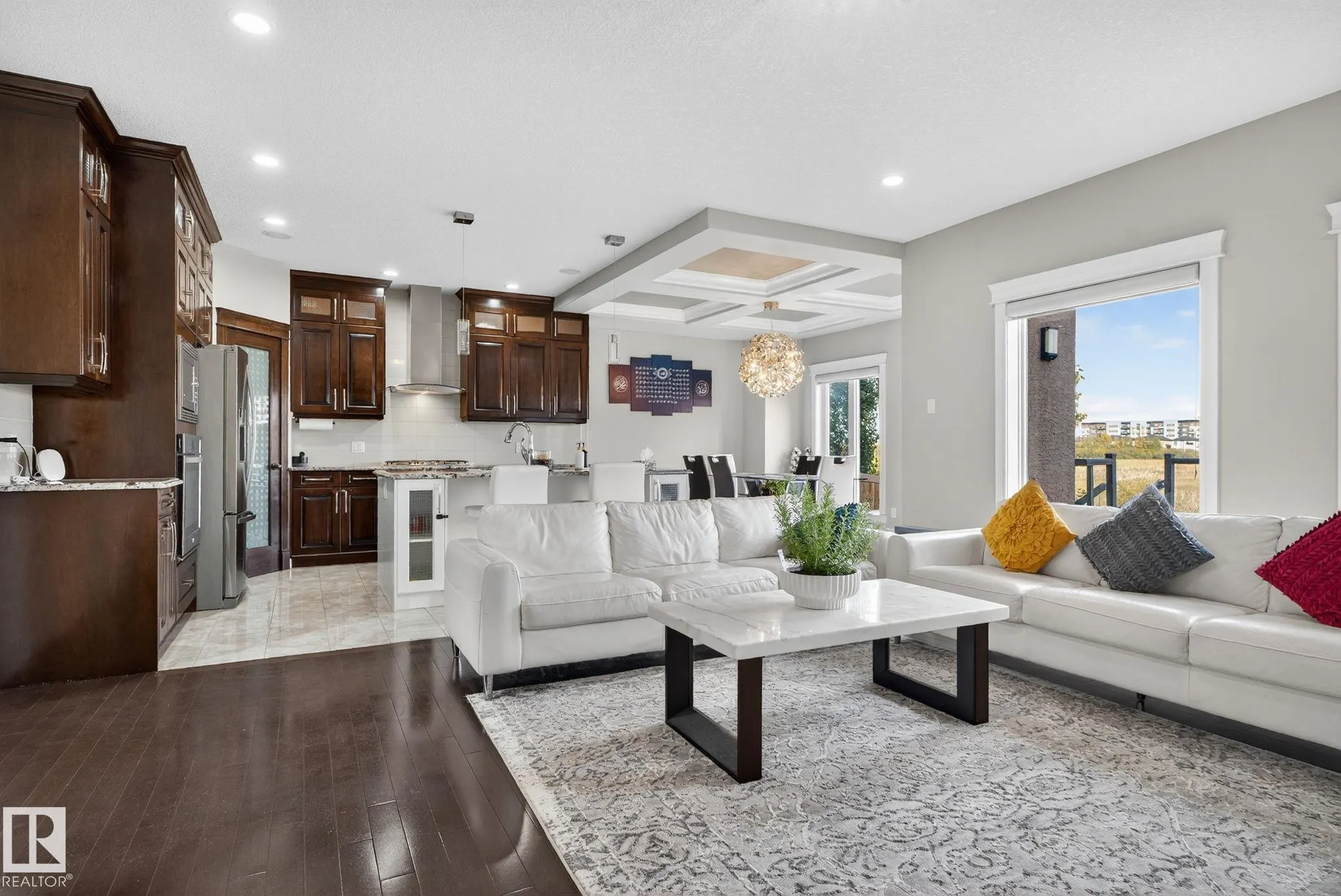 527 ALBANY Way