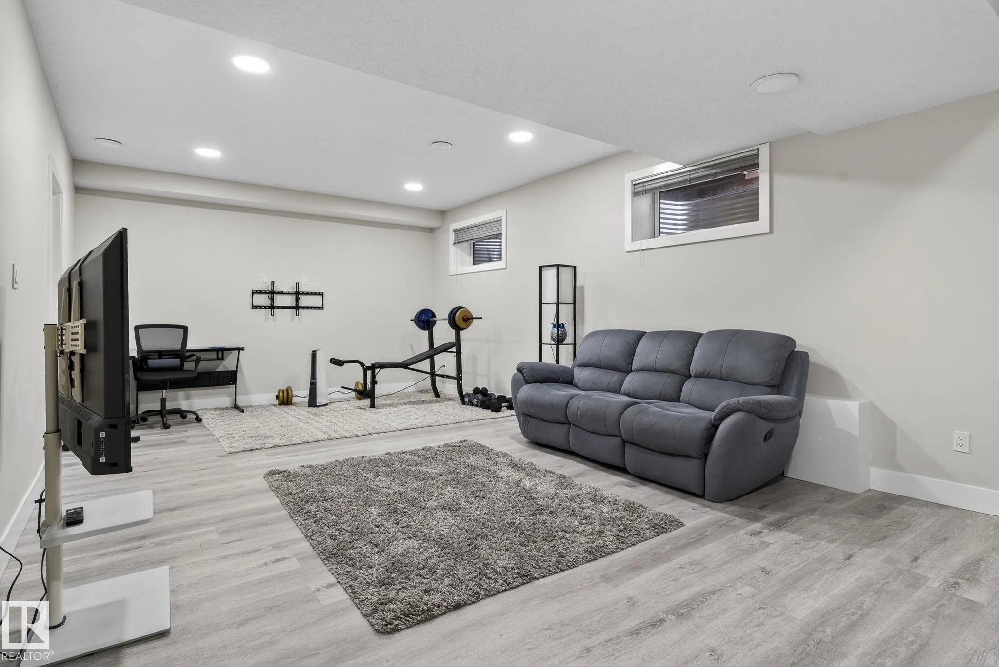 527 ALBANY Way