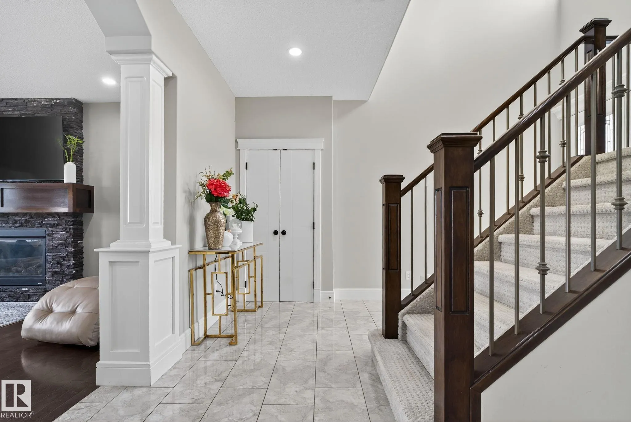 527 ALBANY Way