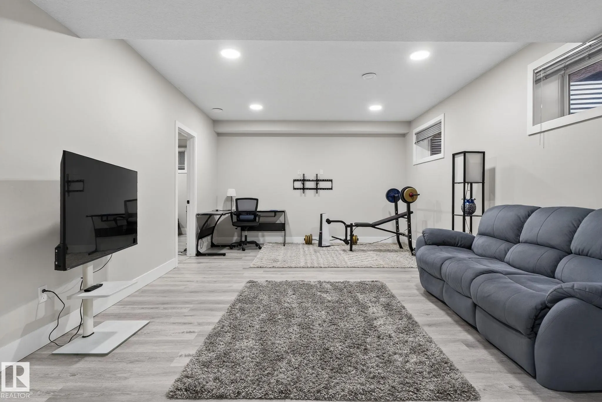 527 ALBANY Way