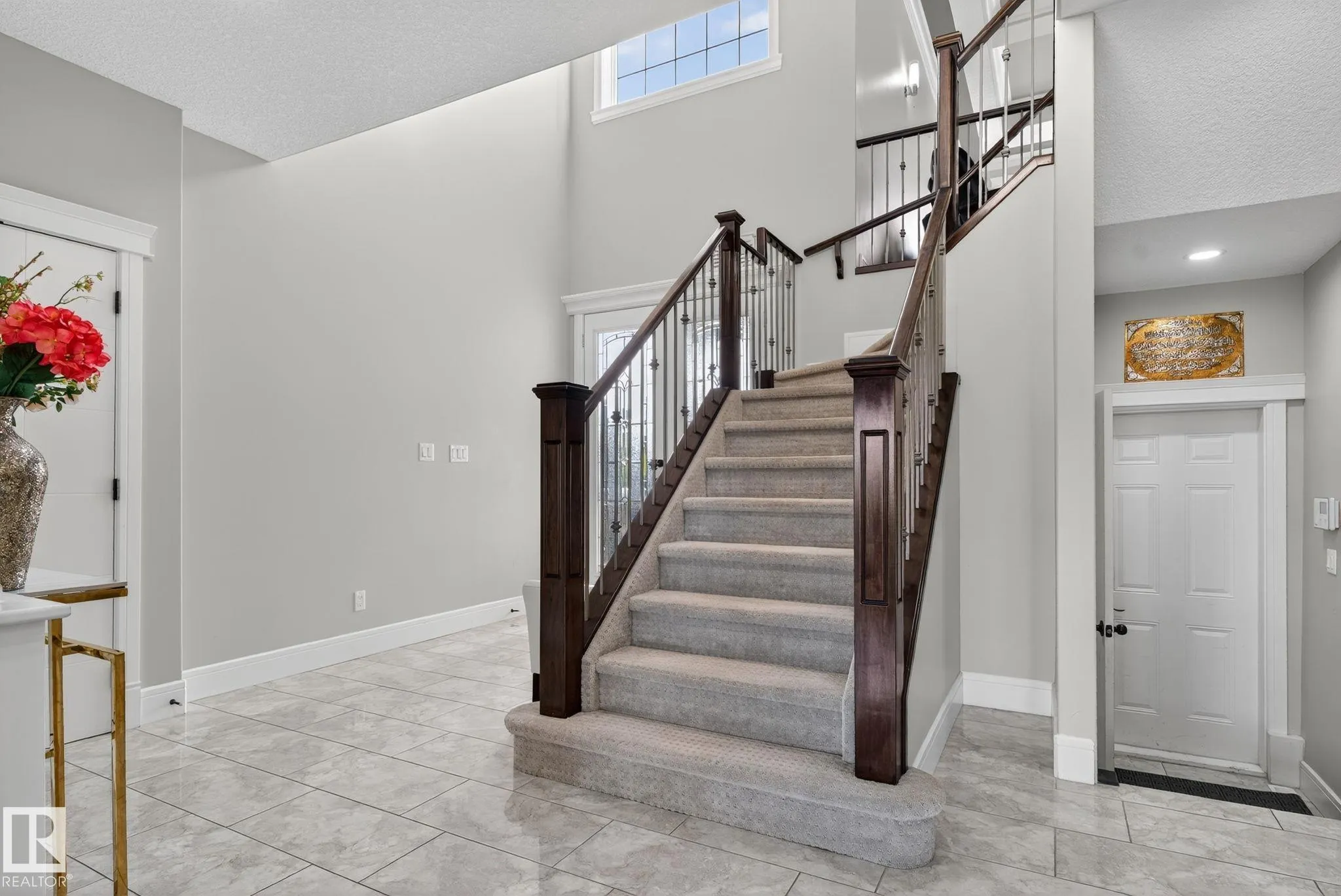 527 ALBANY Way
