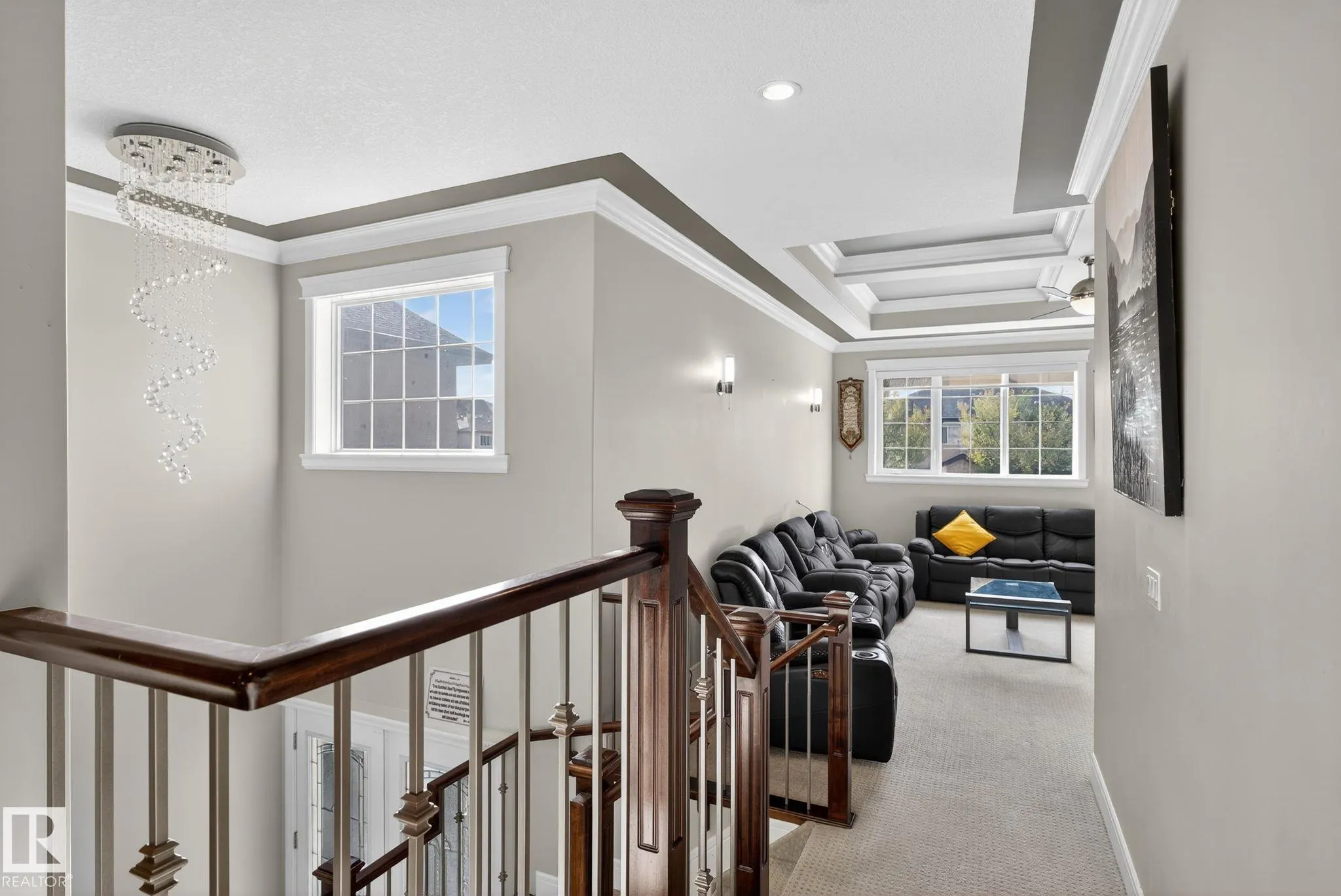 527 ALBANY Way