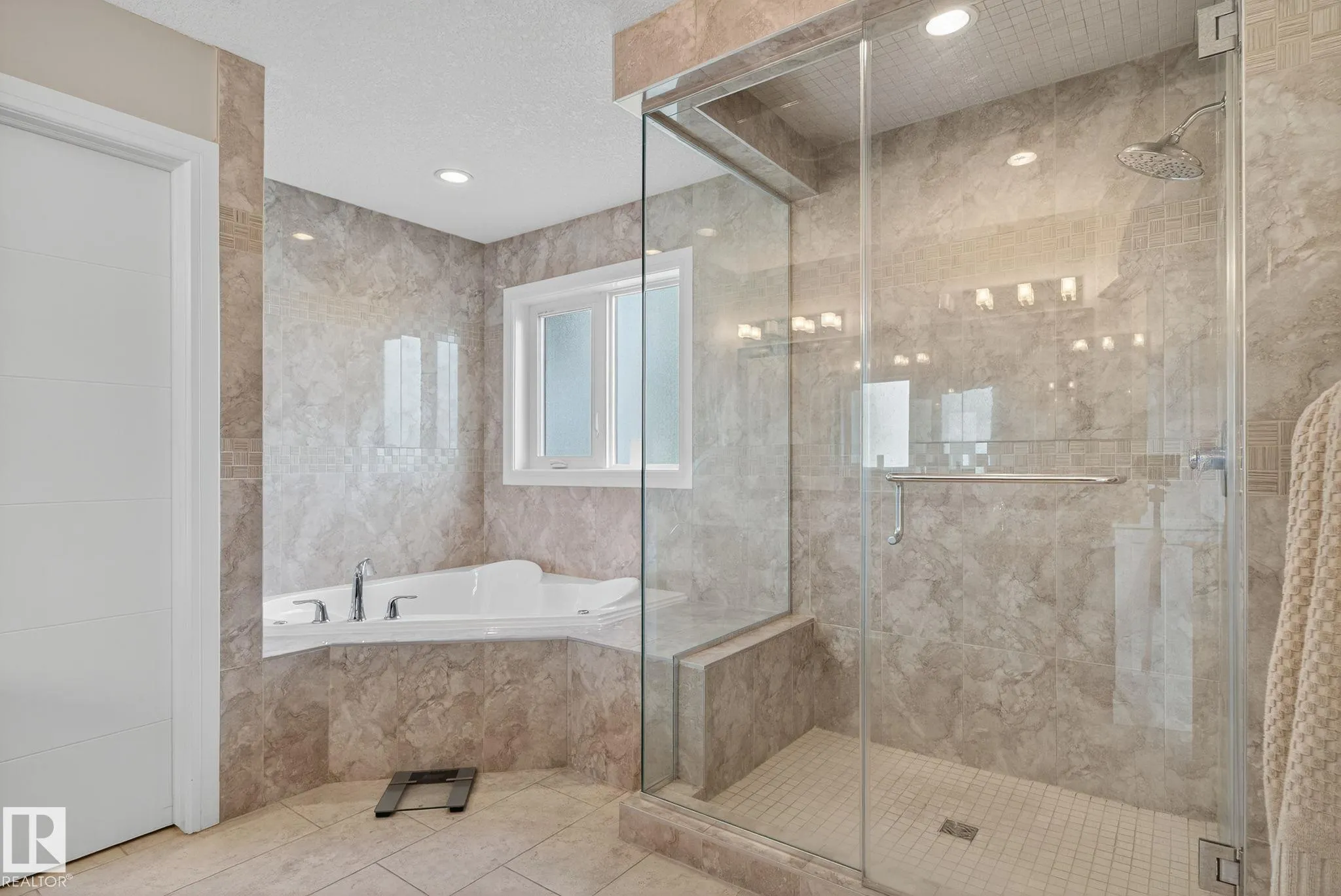 527 ALBANY Way