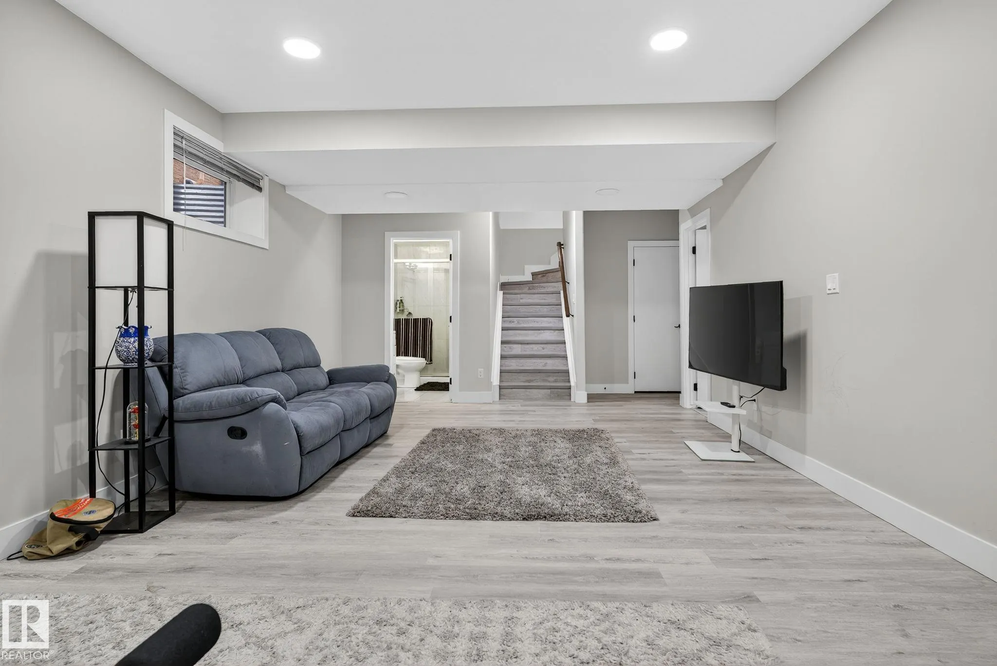 527 ALBANY Way