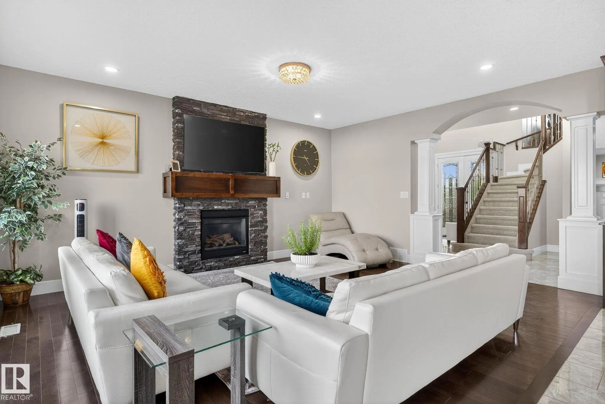 527 ALBANY Way