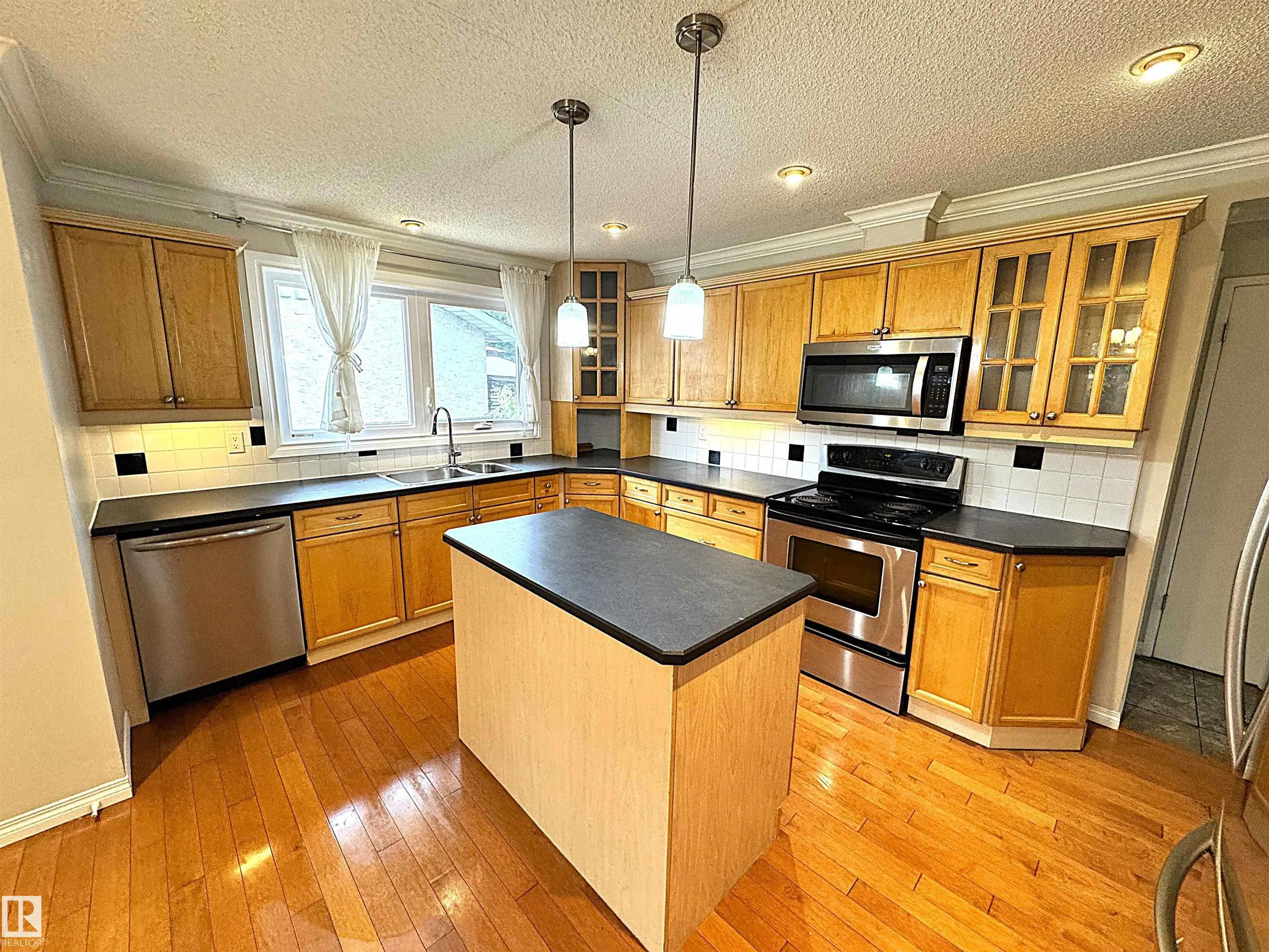3607 104 Street