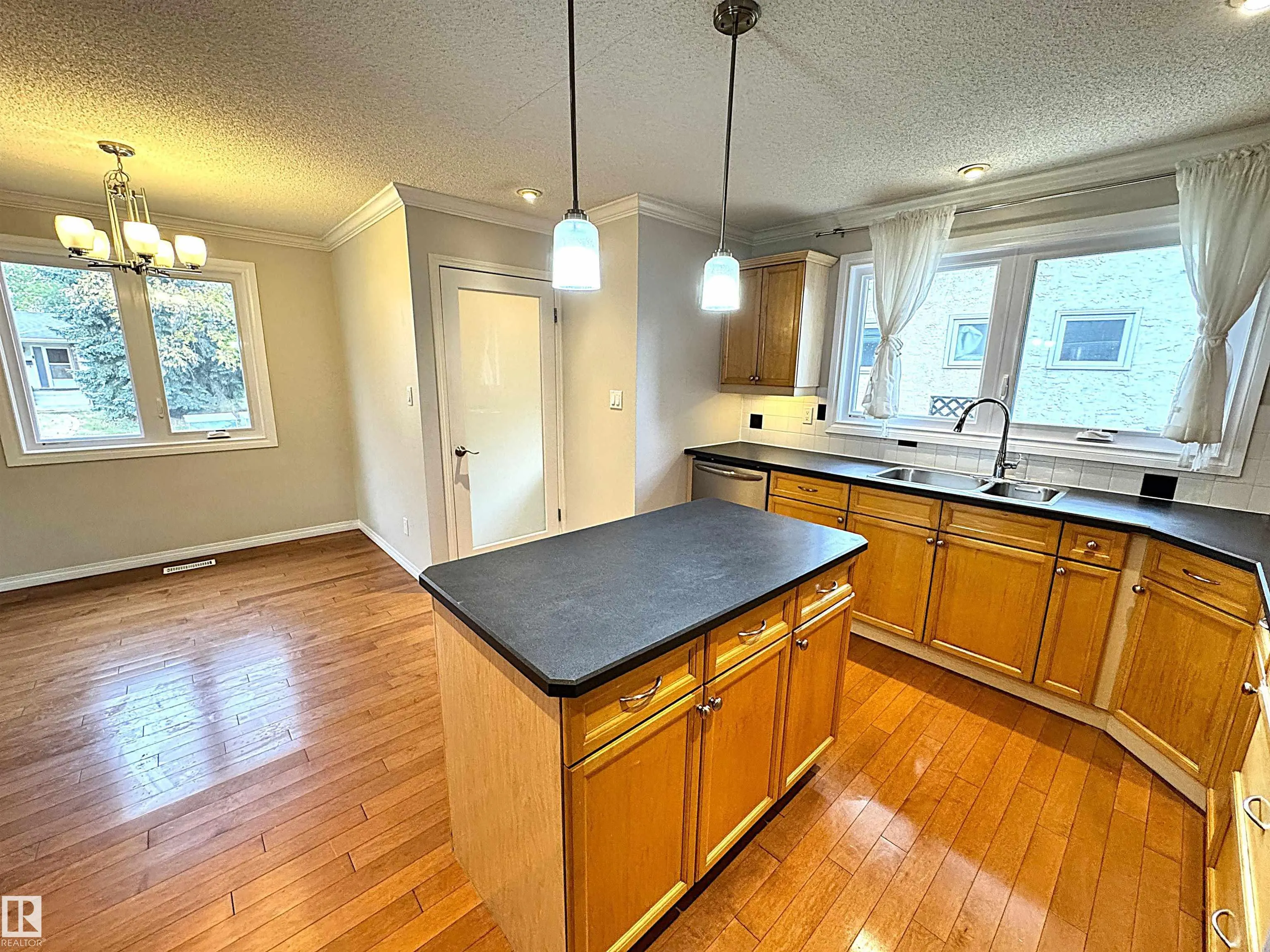 3607 104 Street