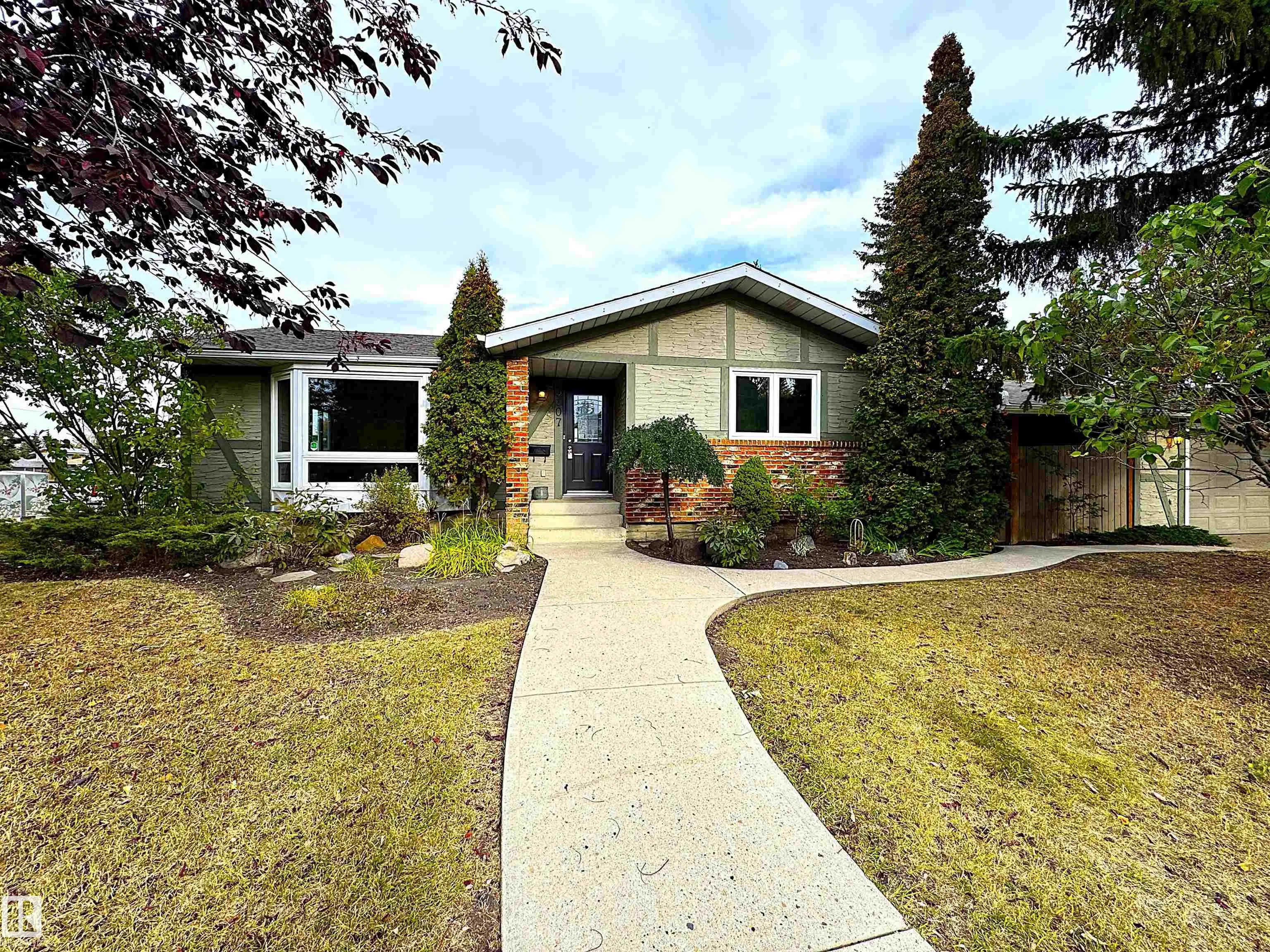 3607 104 Street