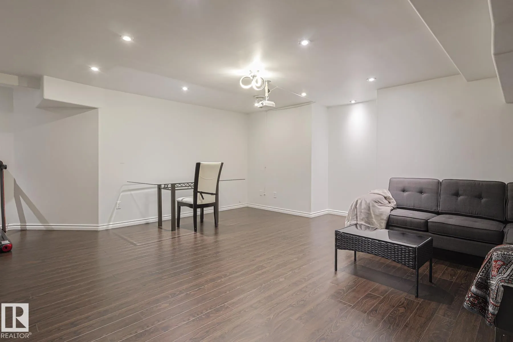 12 ELSINORE Place