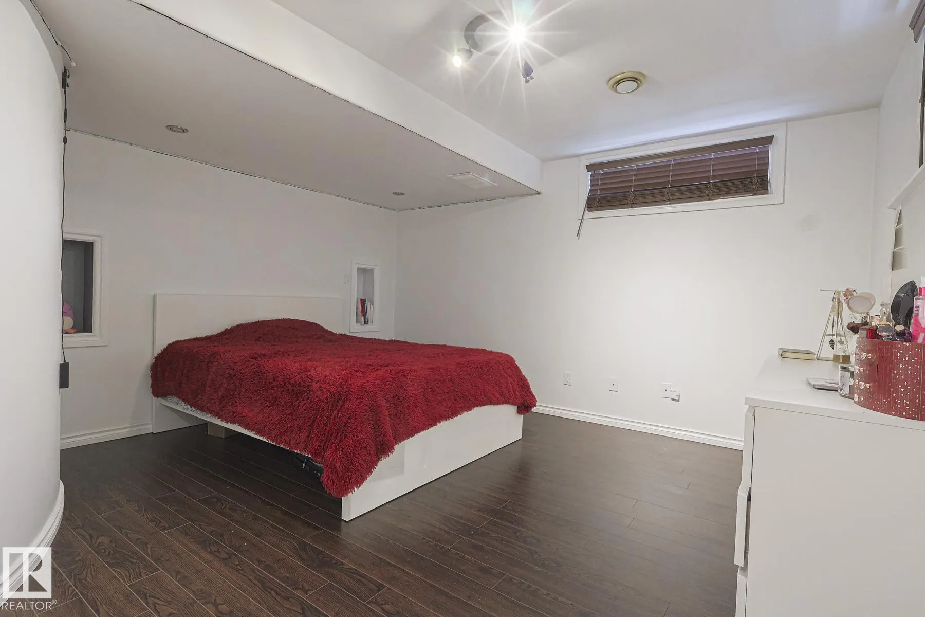 12 ELSINORE Place