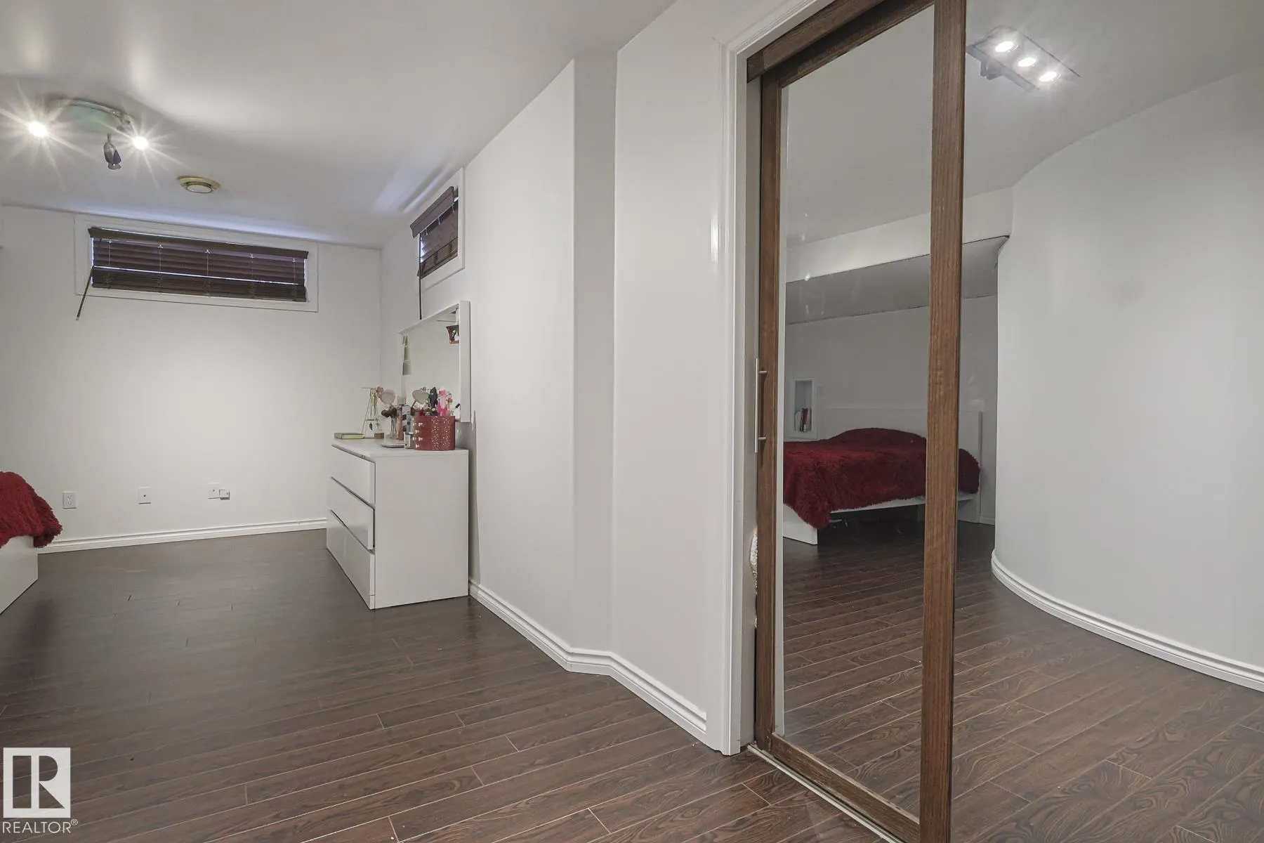 12 ELSINORE Place