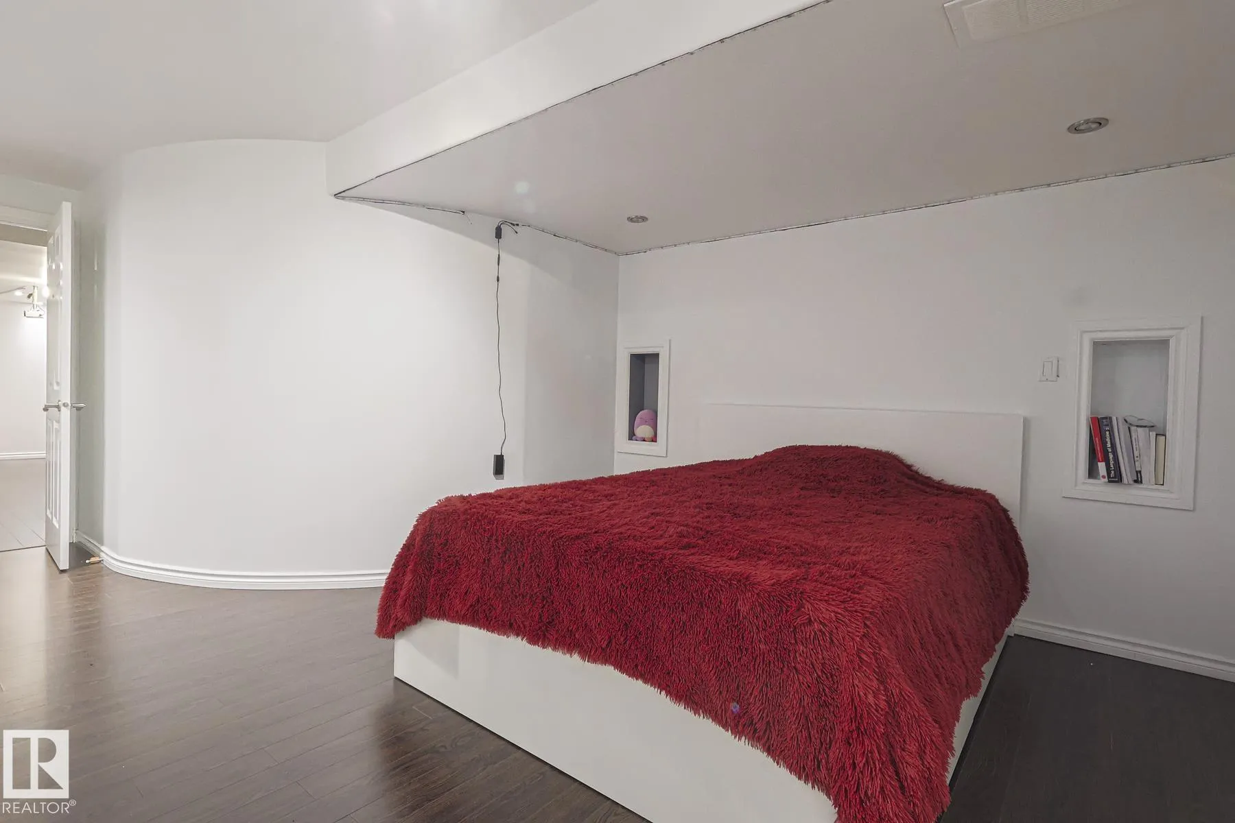 12 ELSINORE Place