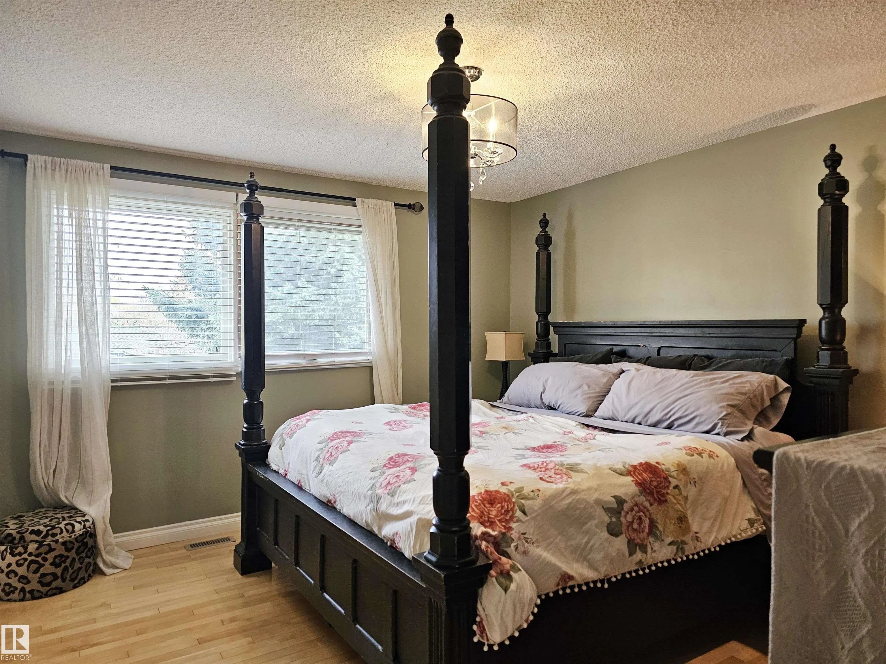 23 ALCOTT Crescent