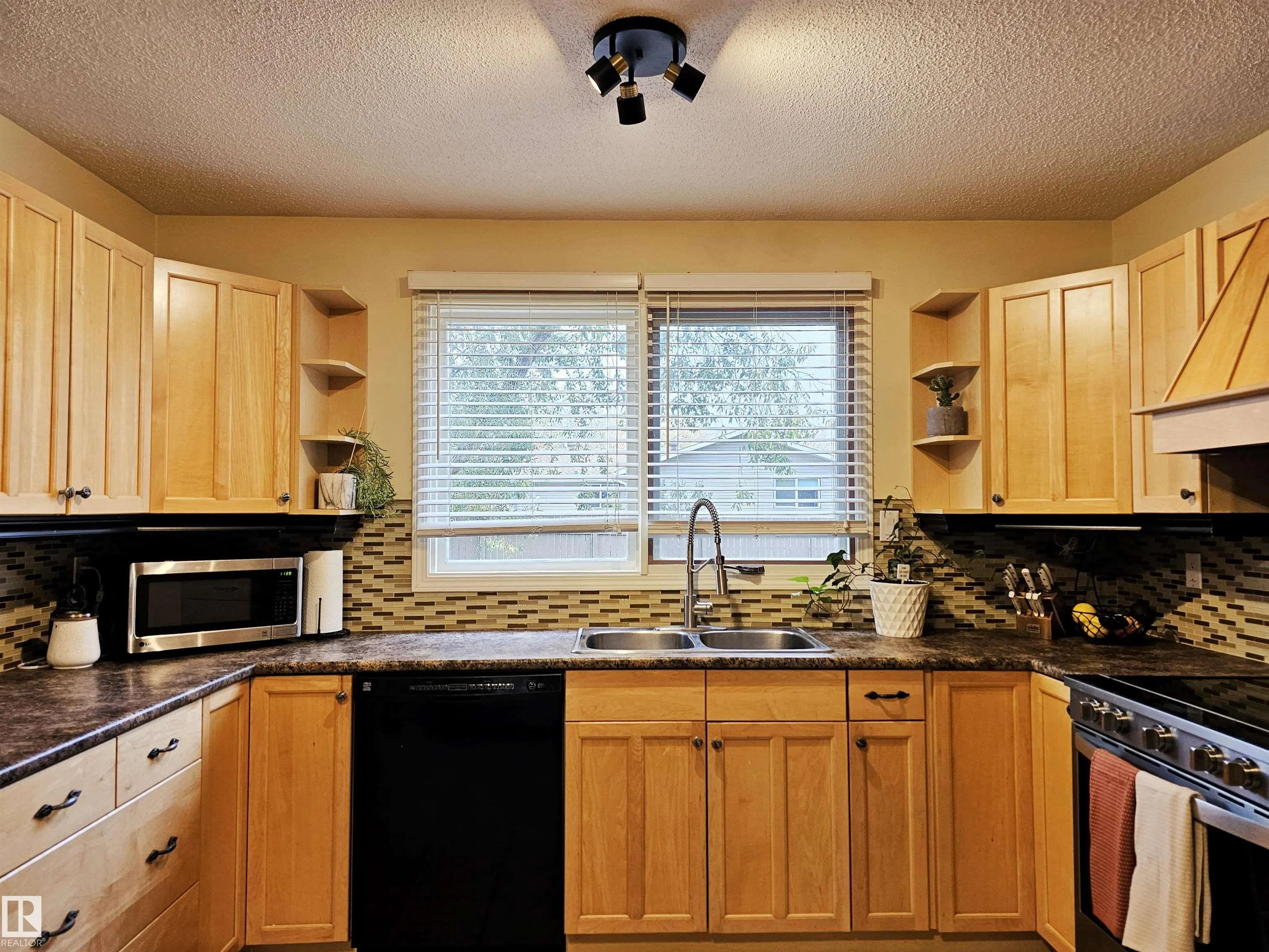 23 ALCOTT Crescent
