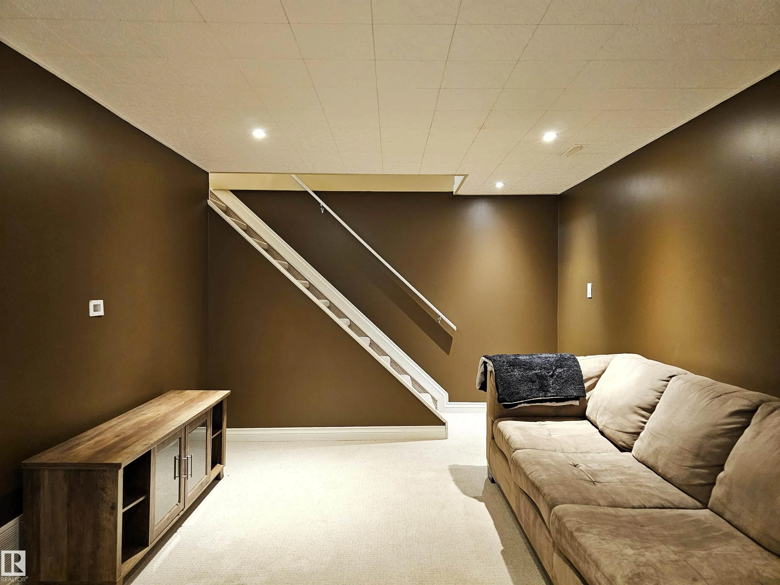 23 ALCOTT Crescent