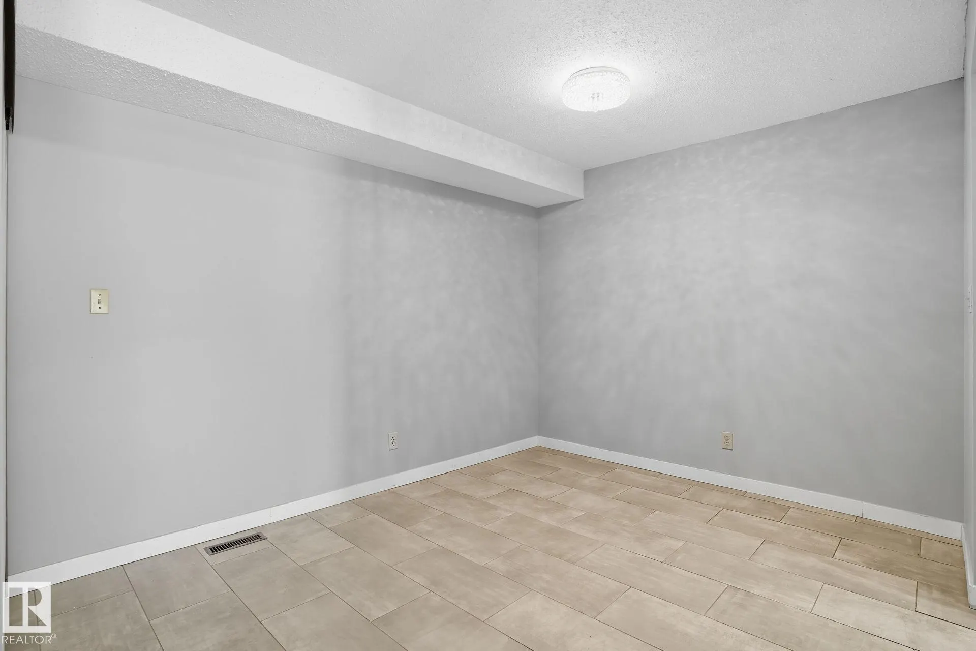 10404 24 Avenue