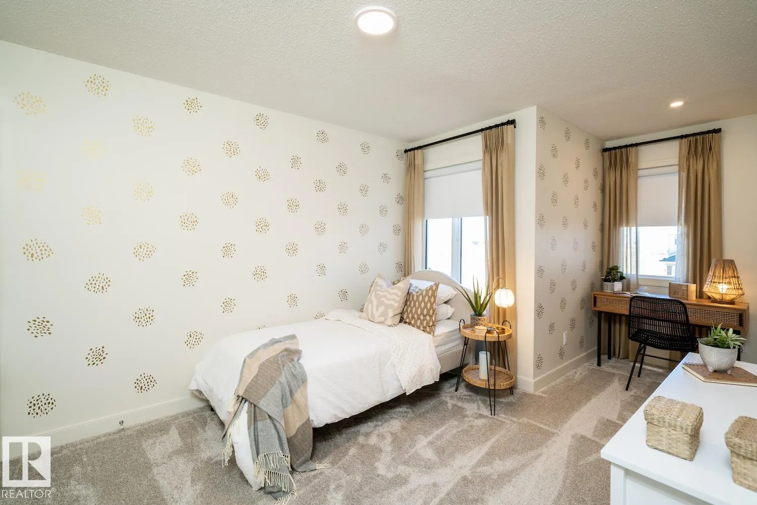 6 JENNIFER Crescent