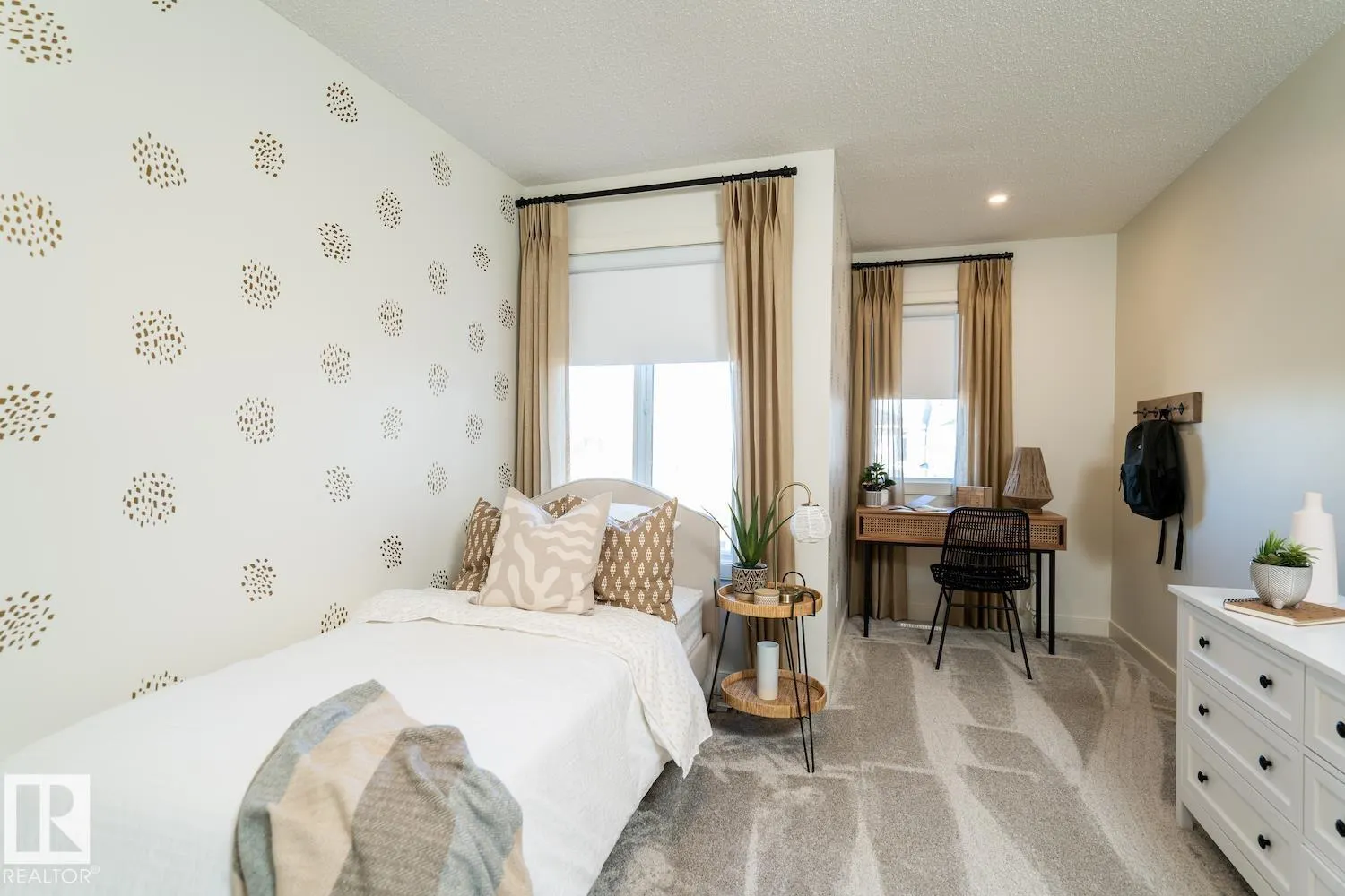 6 JENNIFER Crescent