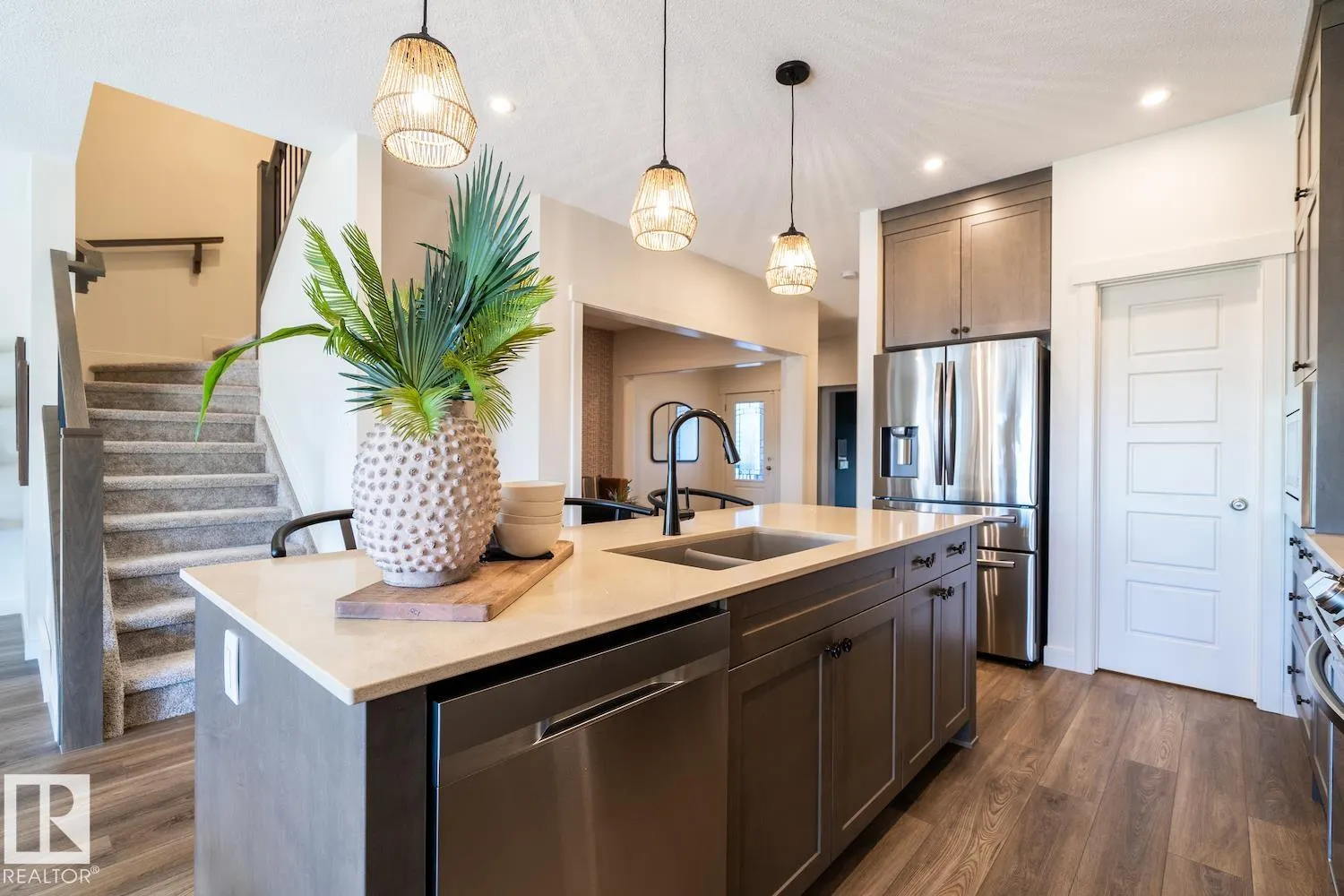 6 JENNIFER Crescent