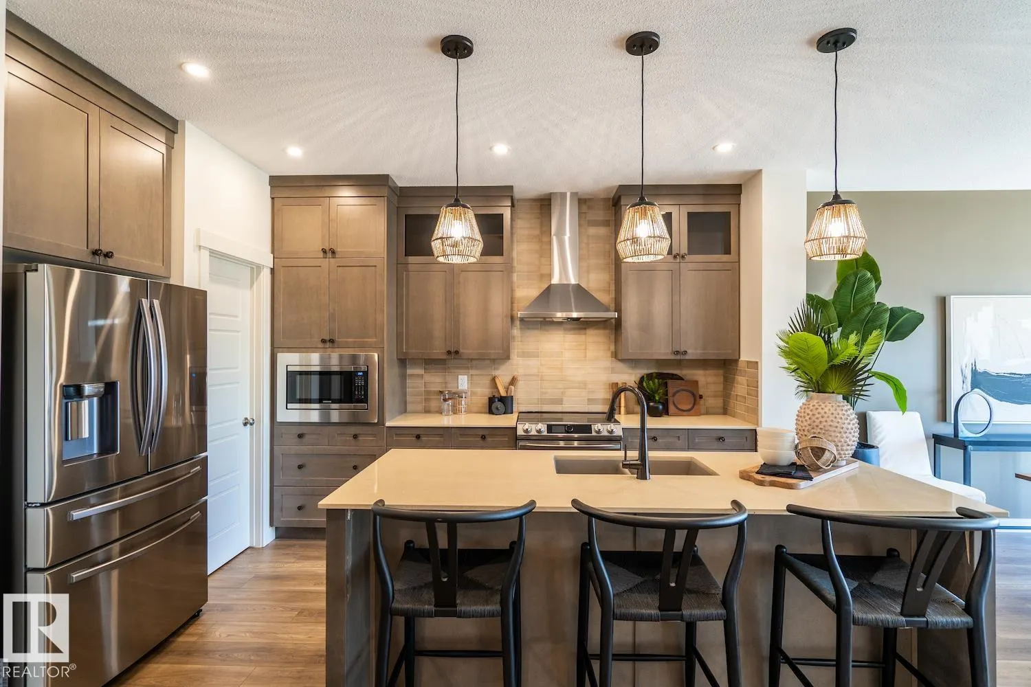 6 JENNIFER Crescent