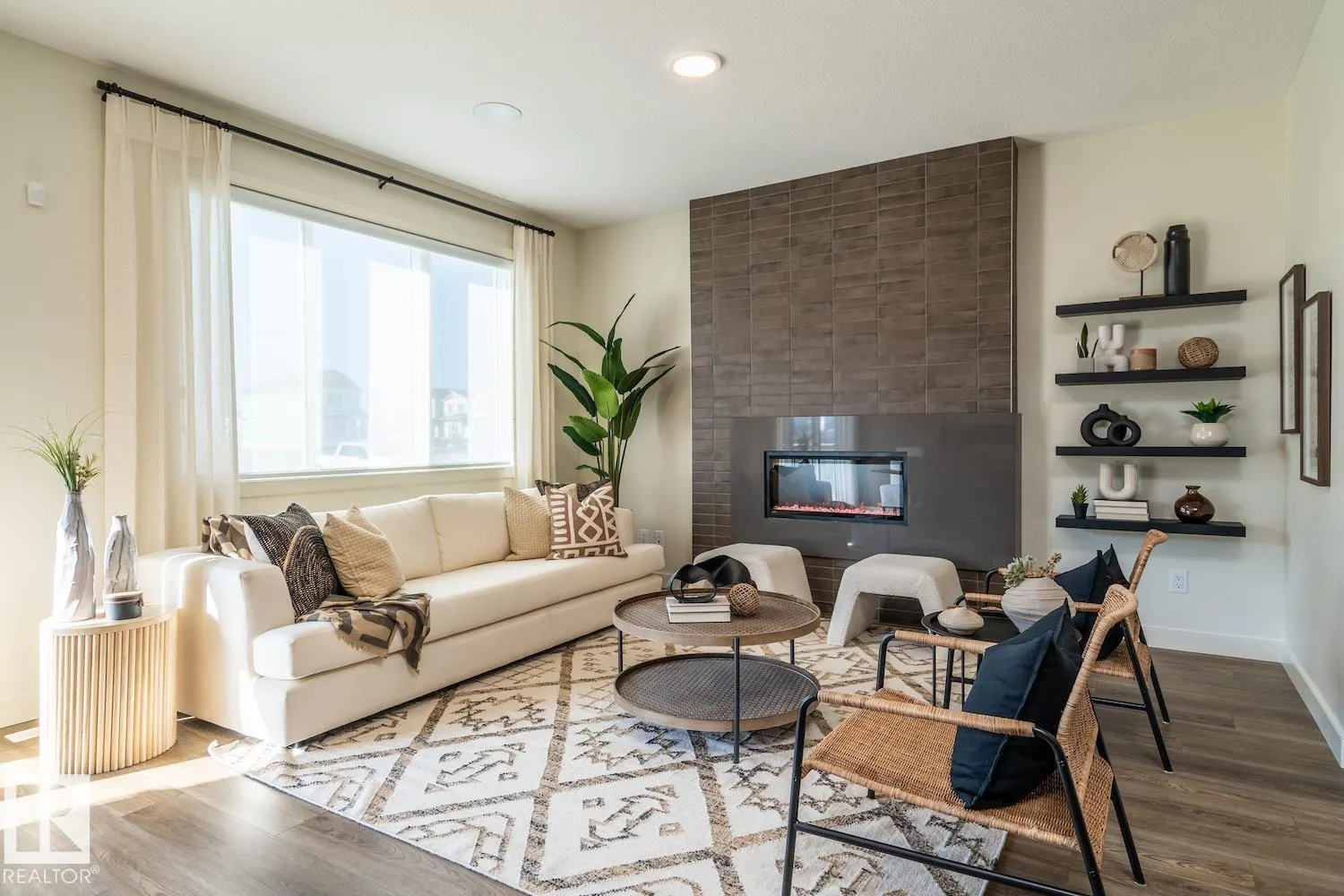 6 JENNIFER Crescent