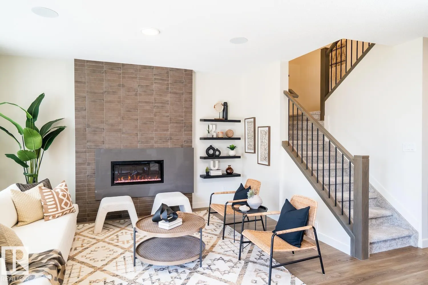 6 JENNIFER Crescent