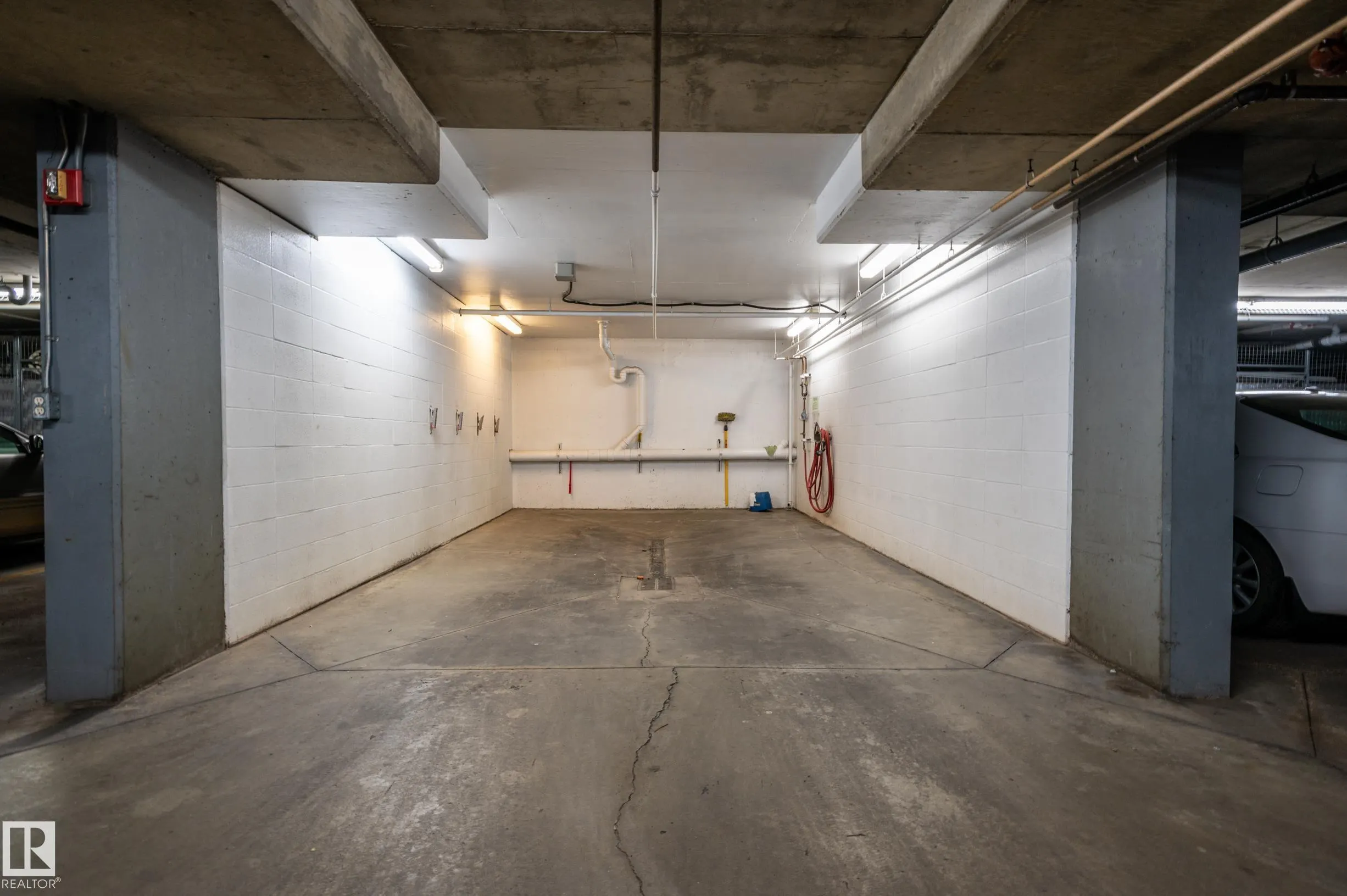 8956 156 St