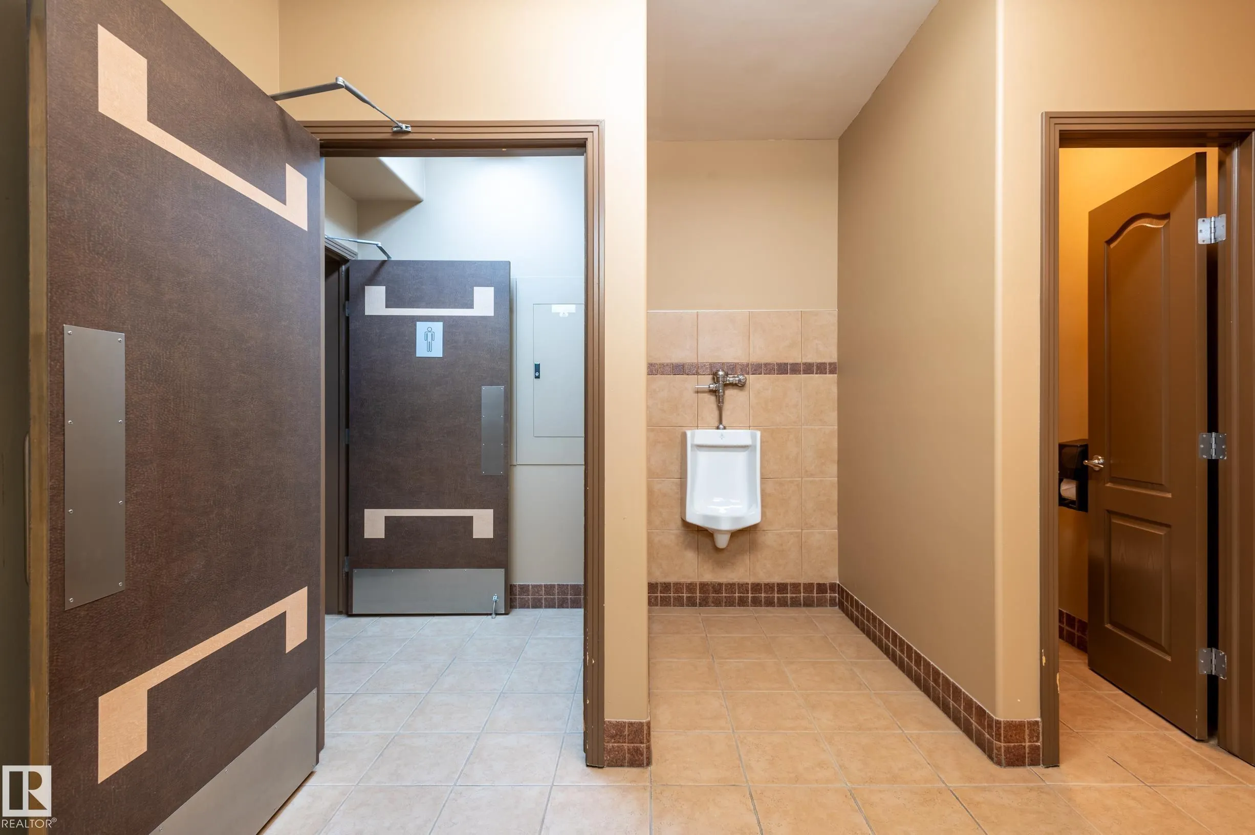 8956 156 St