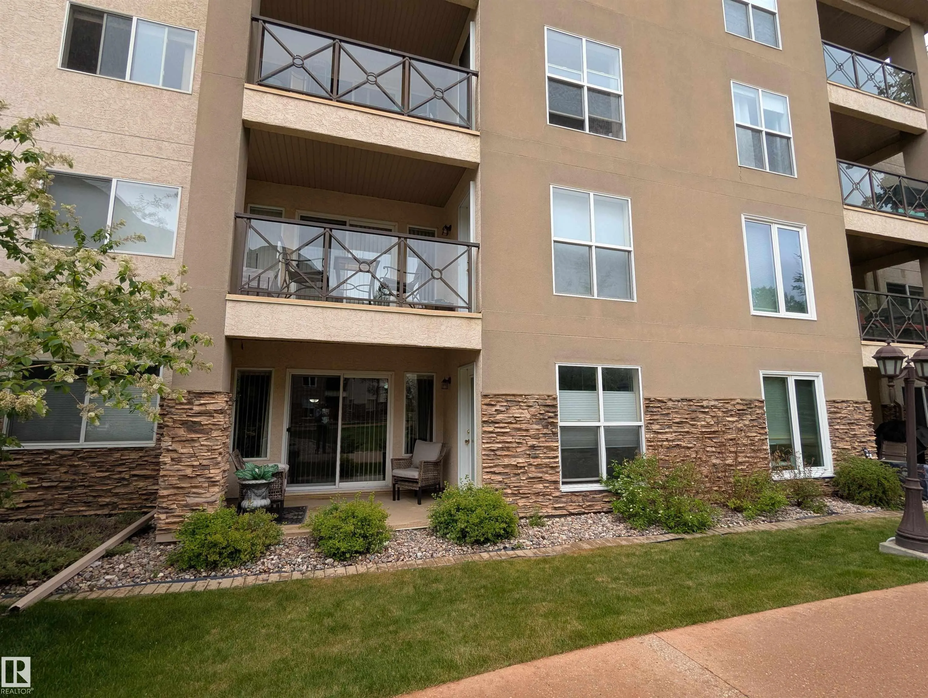 8956 156 St