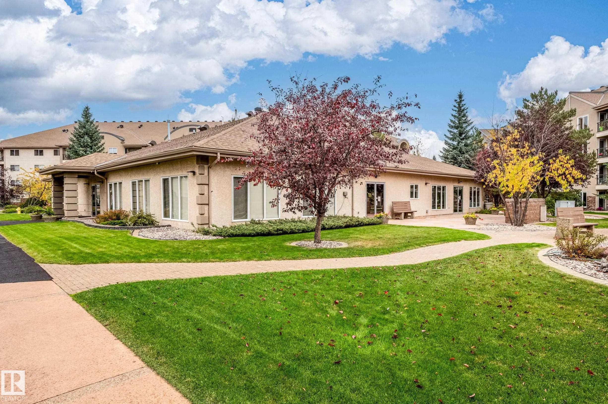 8956 156 St