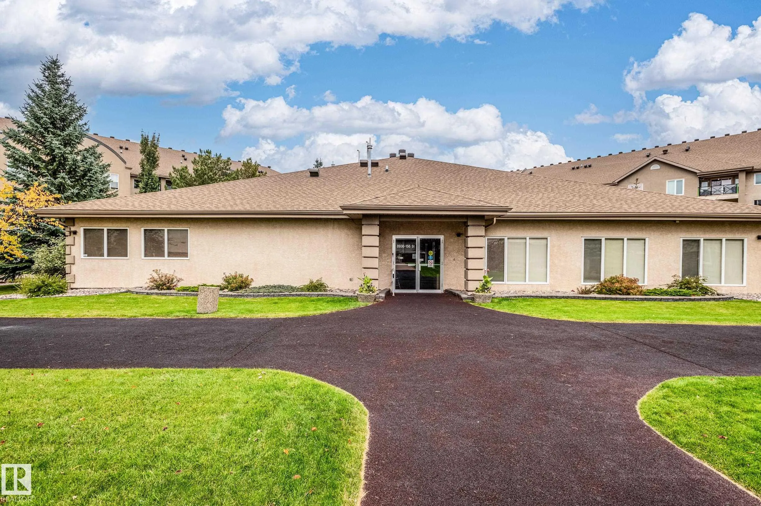 8956 156 St