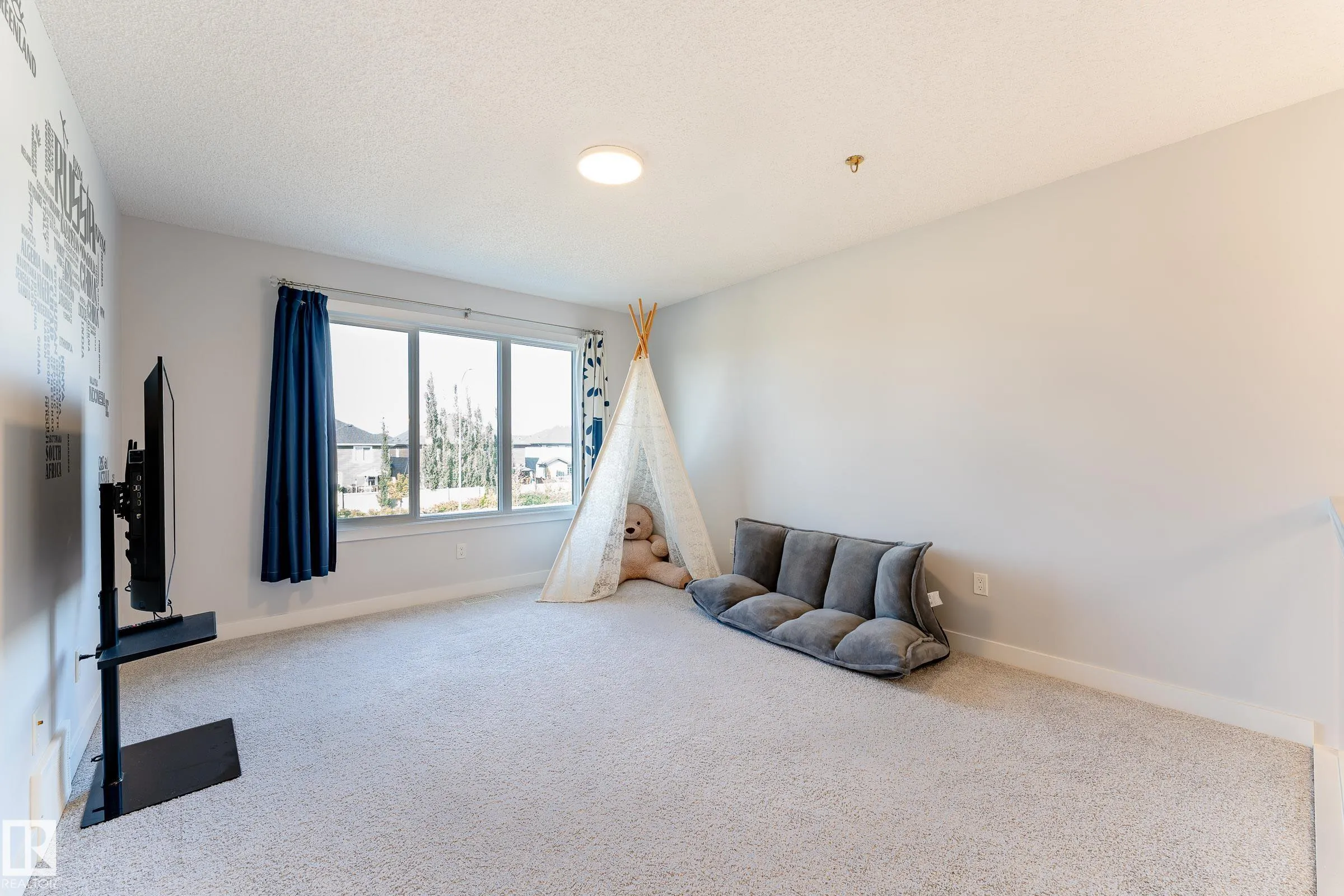 2402 KELLY CIRCLE