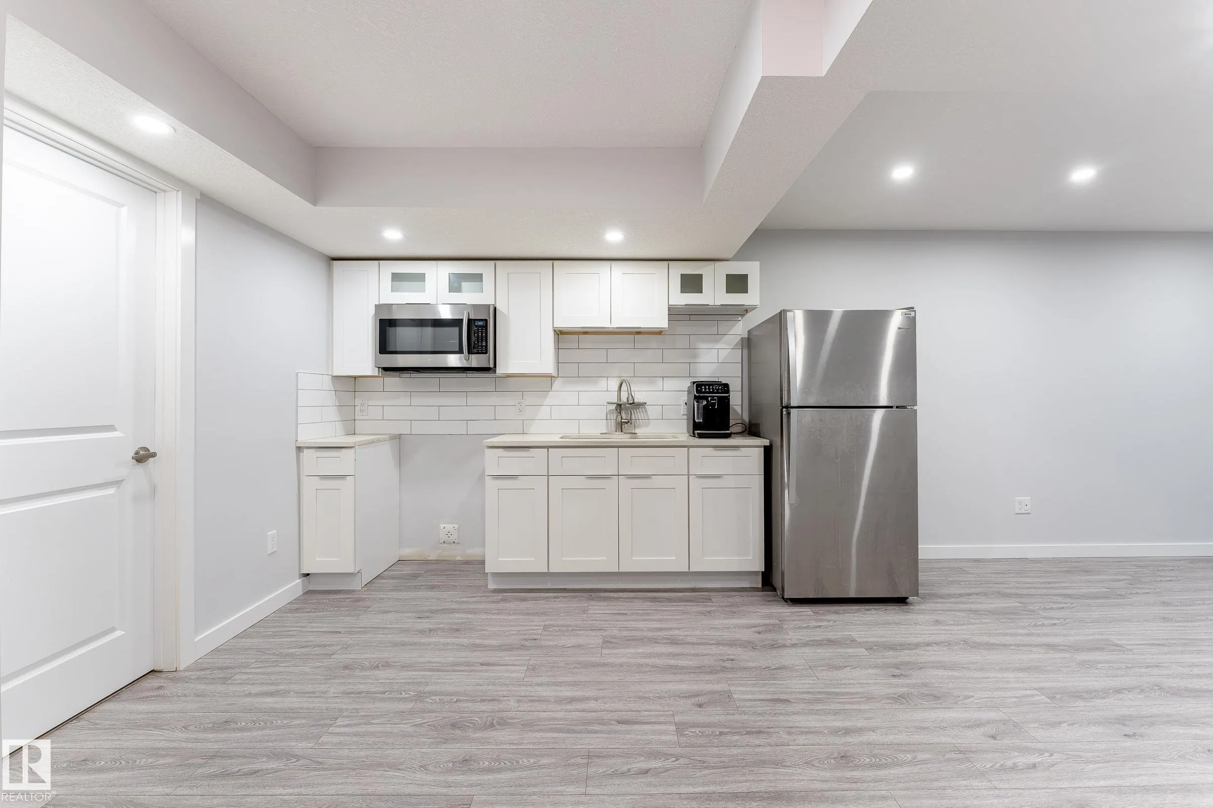 2402 KELLY CIRCLE