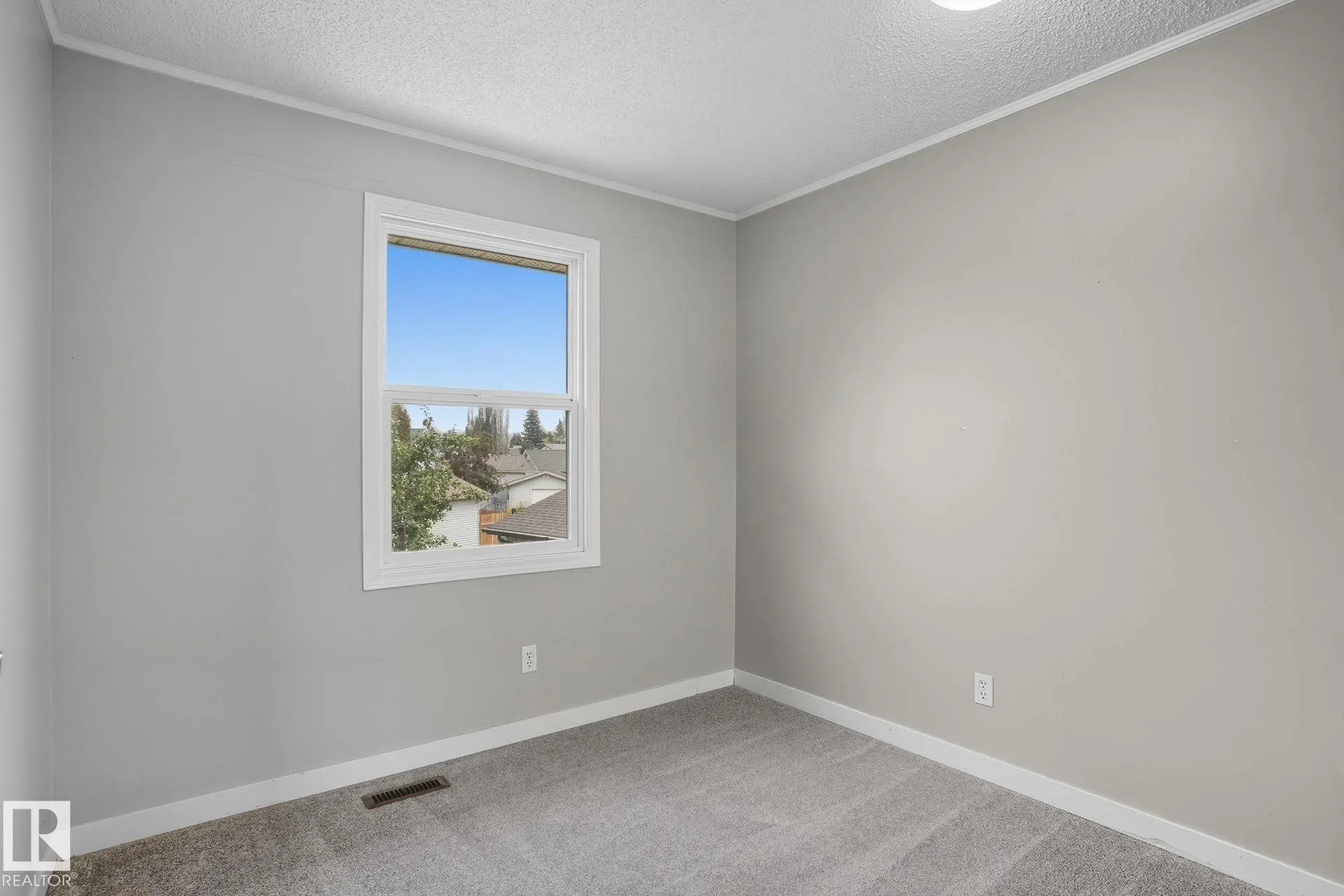 142 KINISKI Crescent
