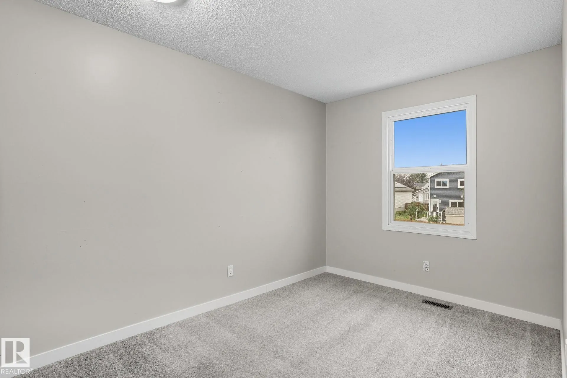 142 KINISKI Crescent