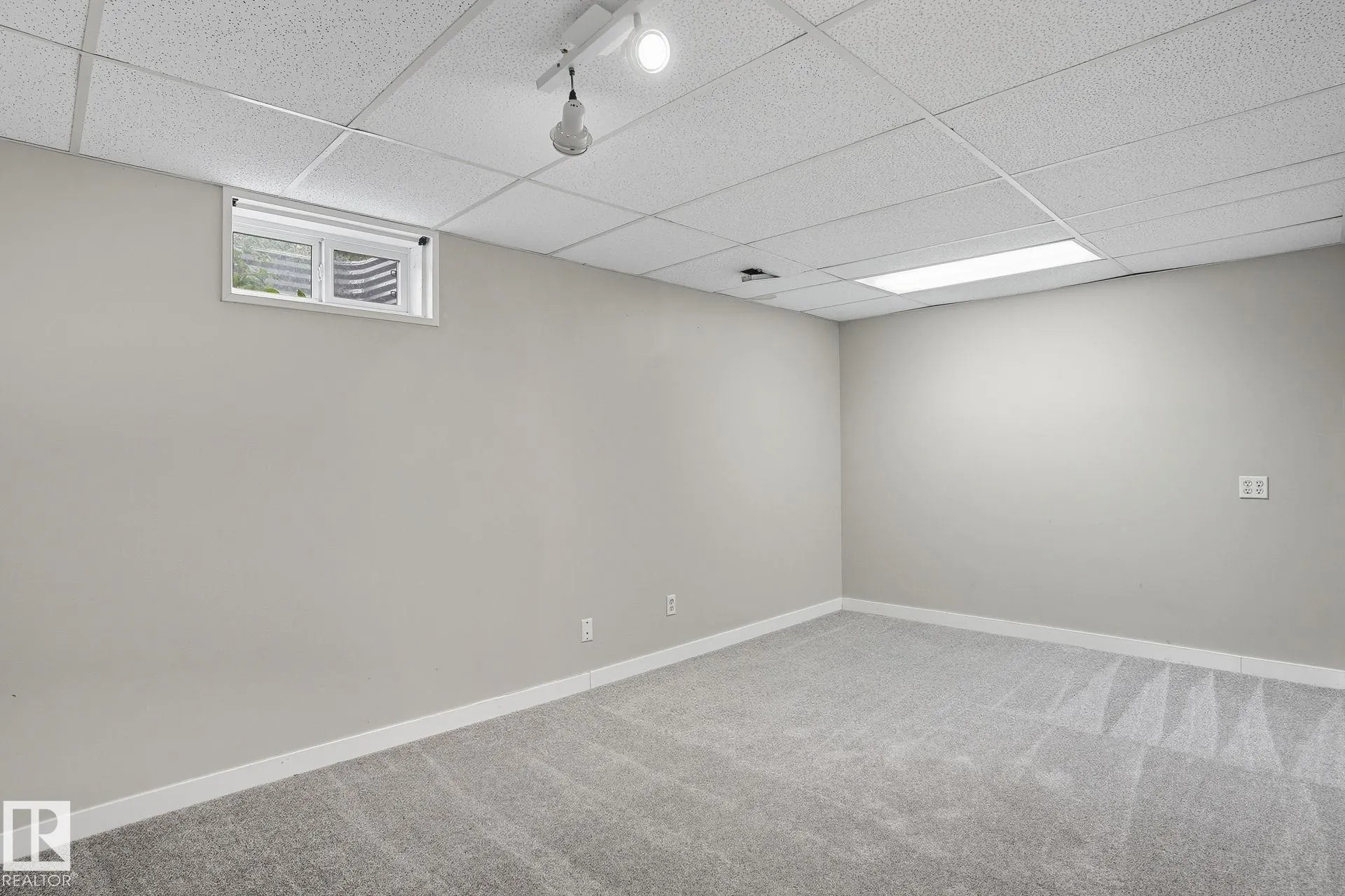 142 KINISKI Crescent