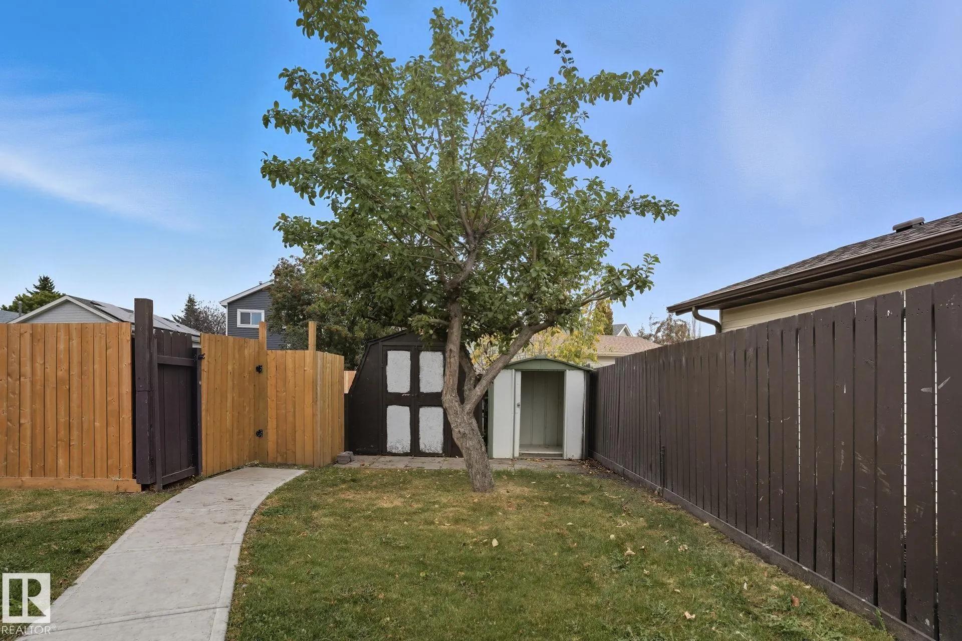 142 KINISKI Crescent