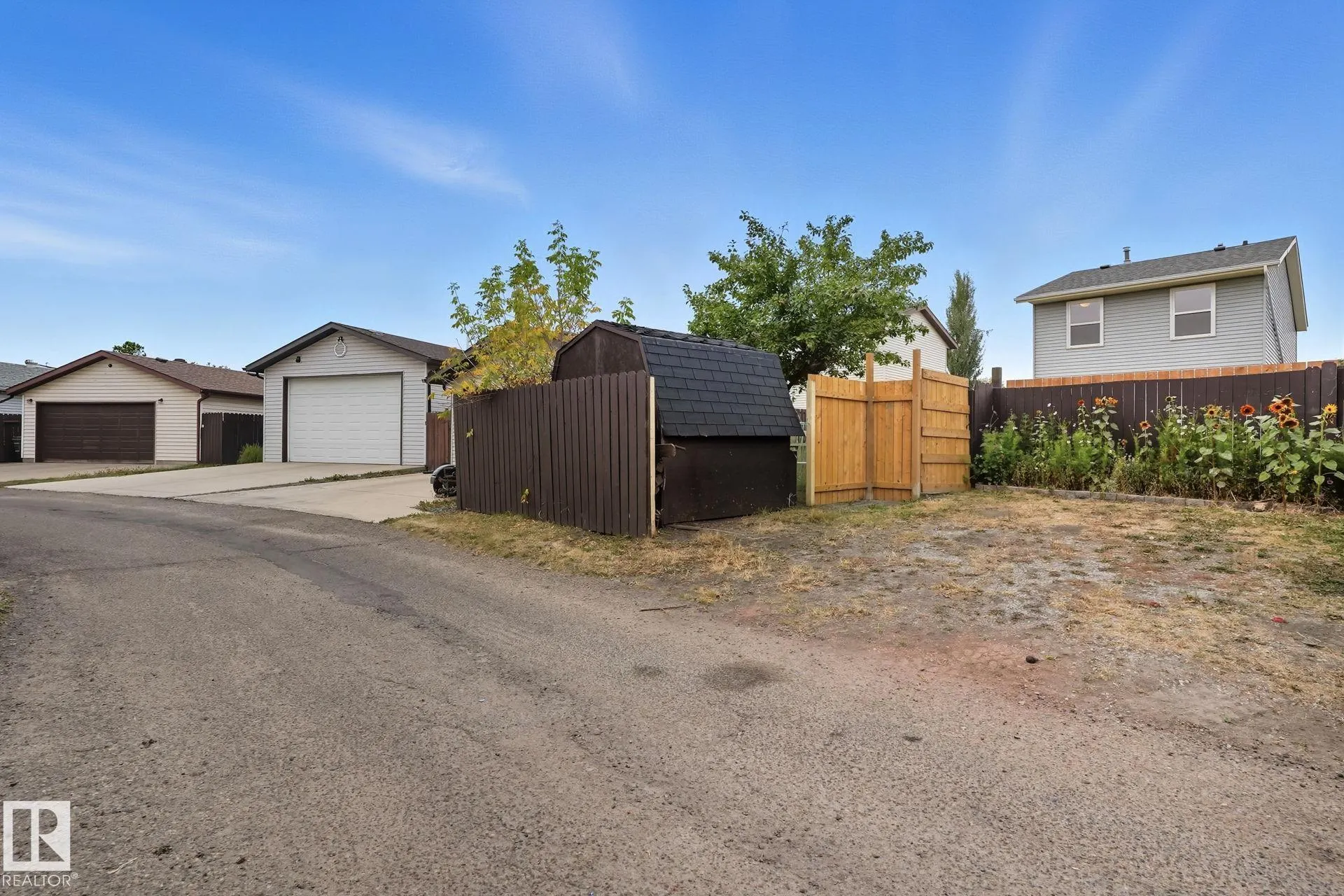 142 KINISKI Crescent