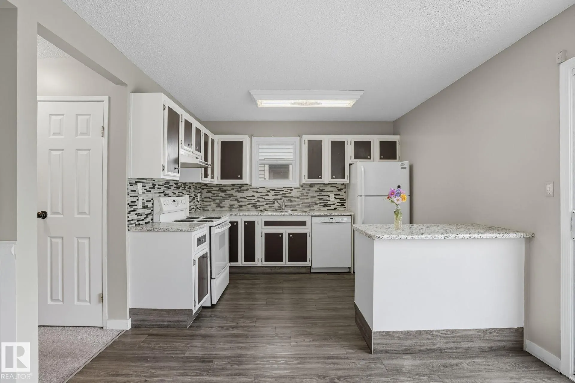 142 KINISKI Crescent