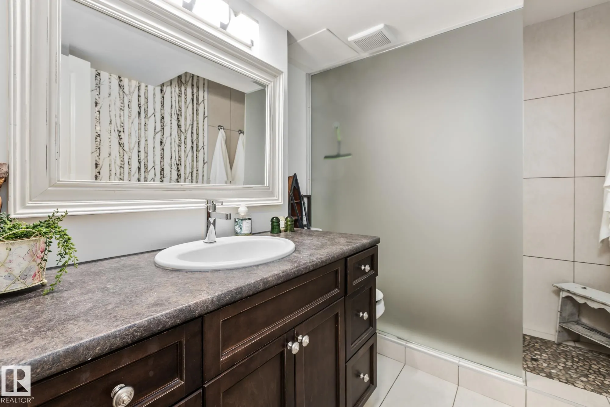 17 LAURIER Crescent