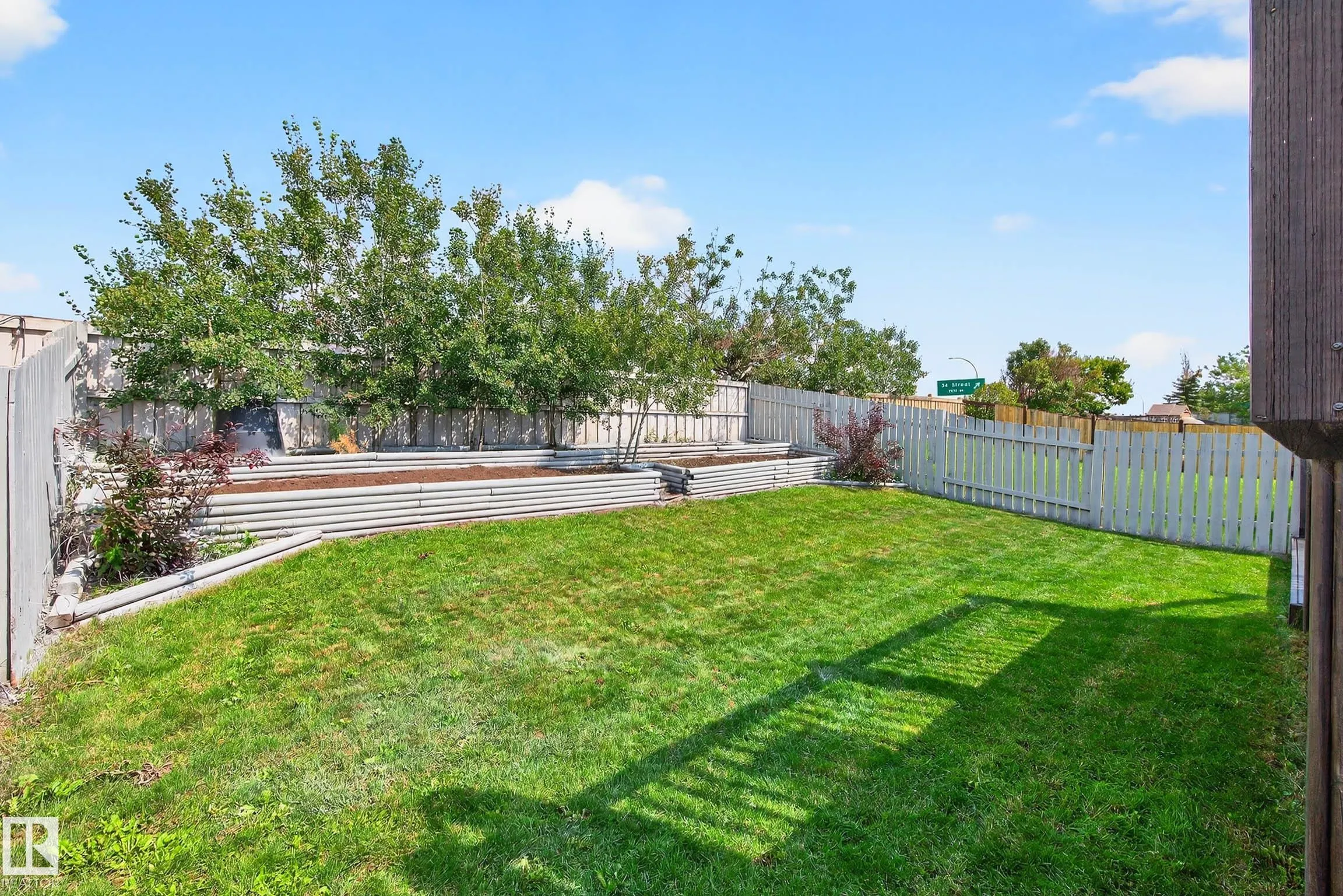 1079 JONES Crescent