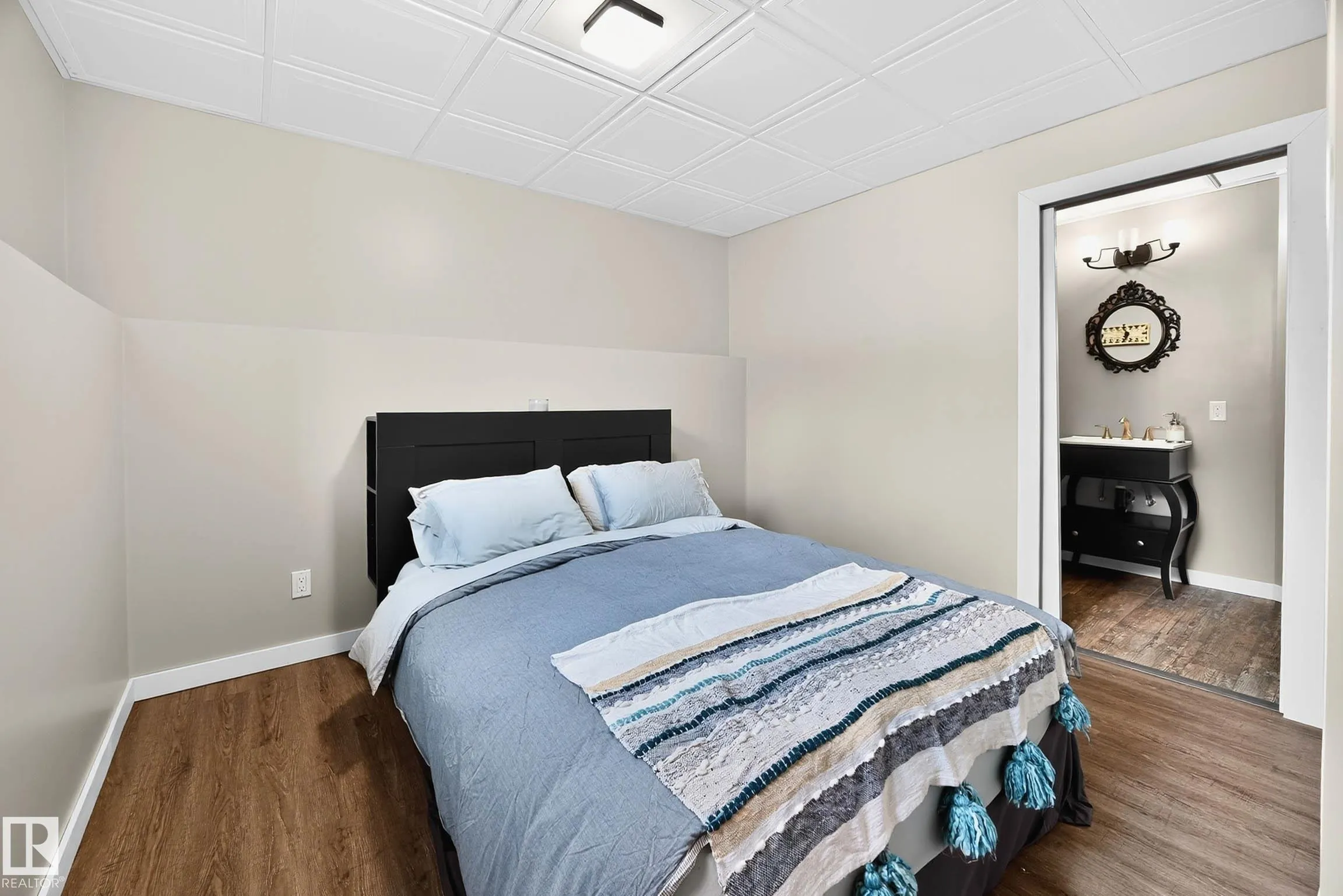 1079 JONES Crescent